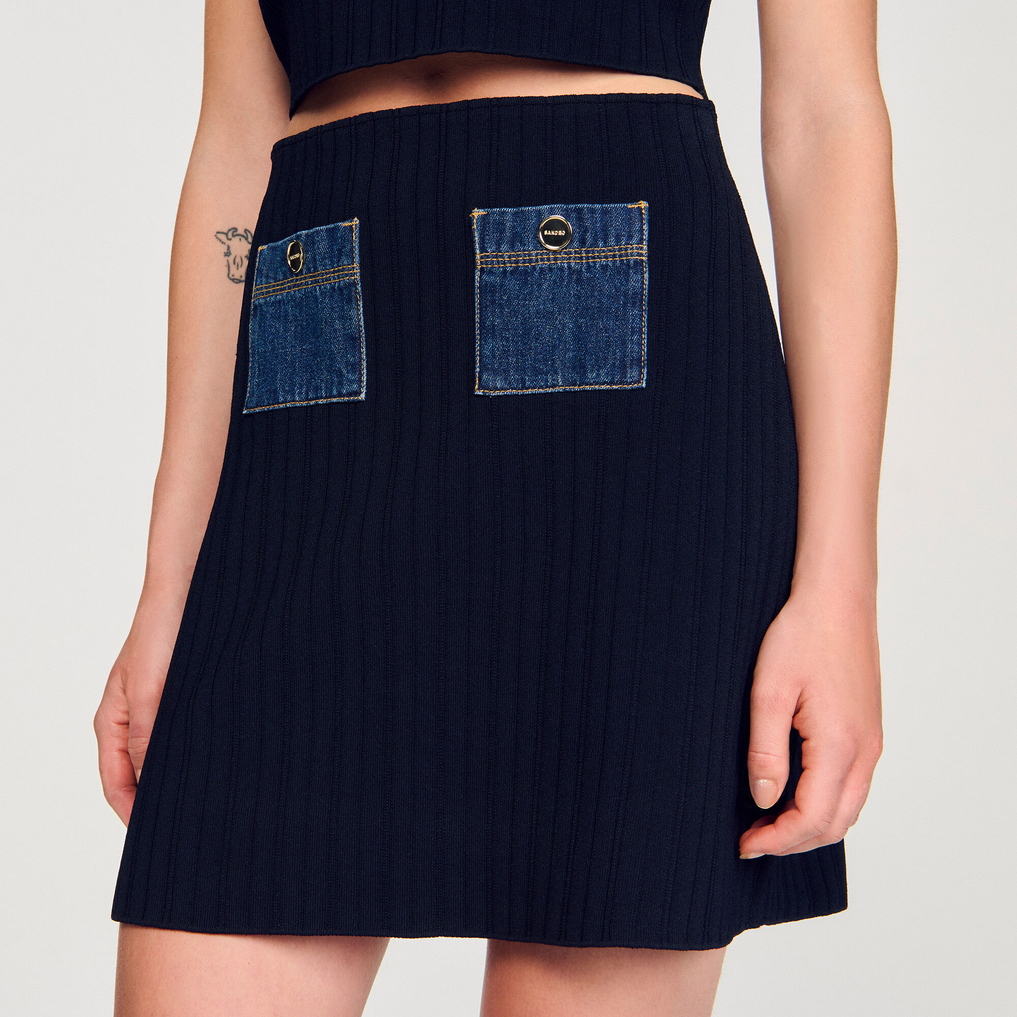 Falda corta de punto y denim