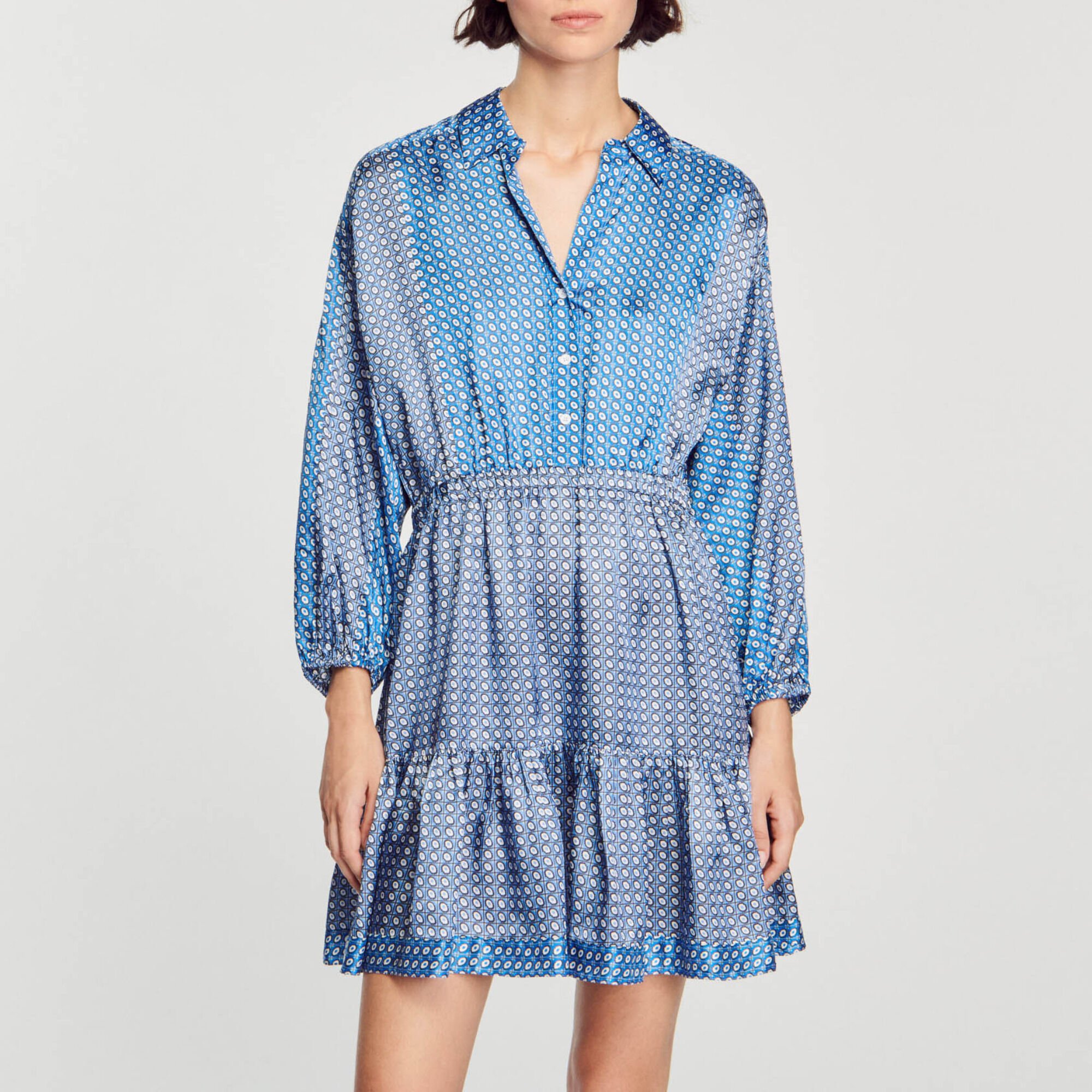 Vestido corto con estampado de corbata