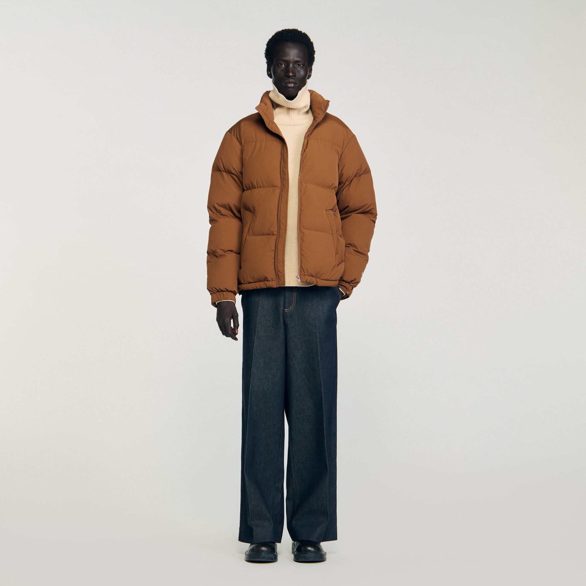 Anorak con capucha y cuello alto