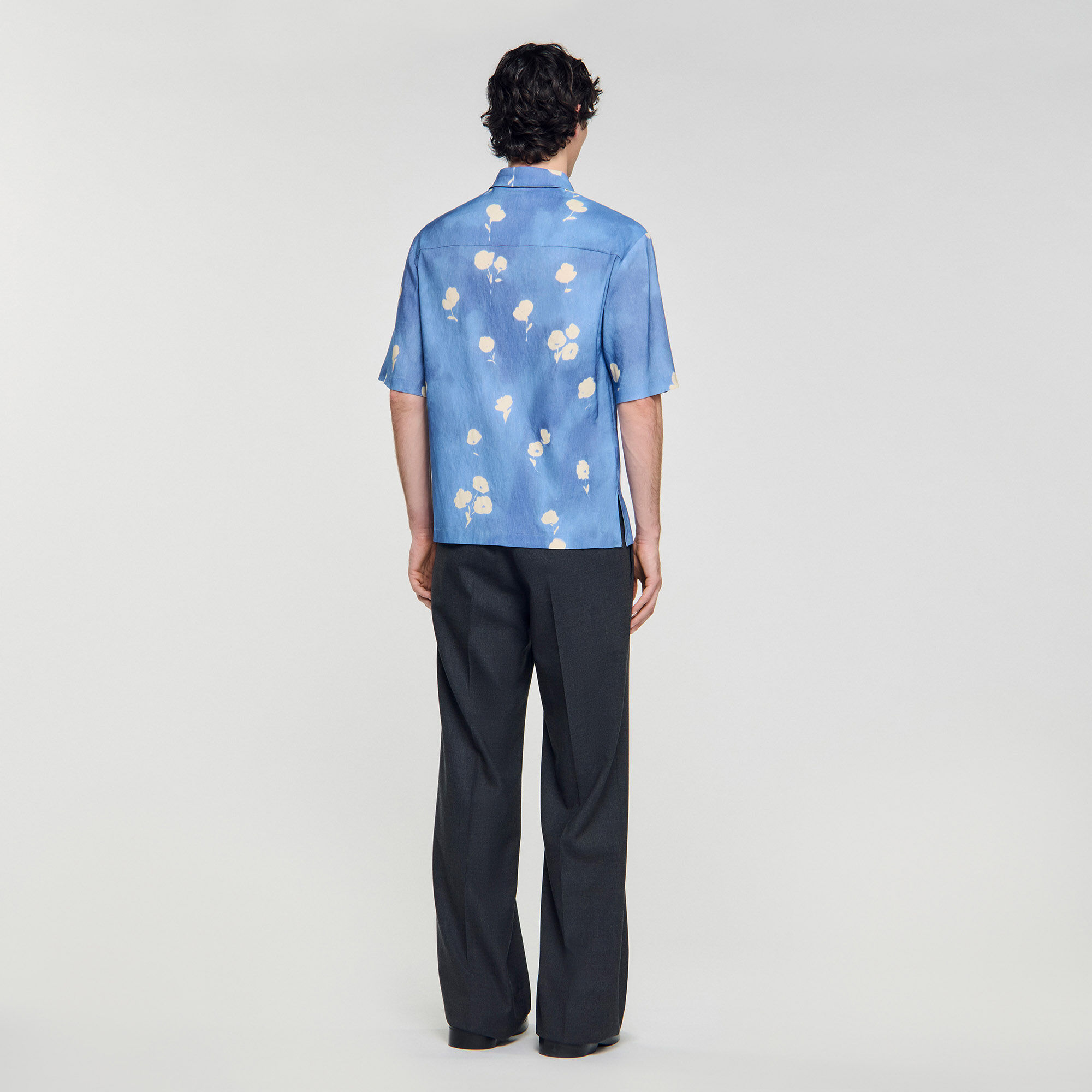Camisa con estampado de flor