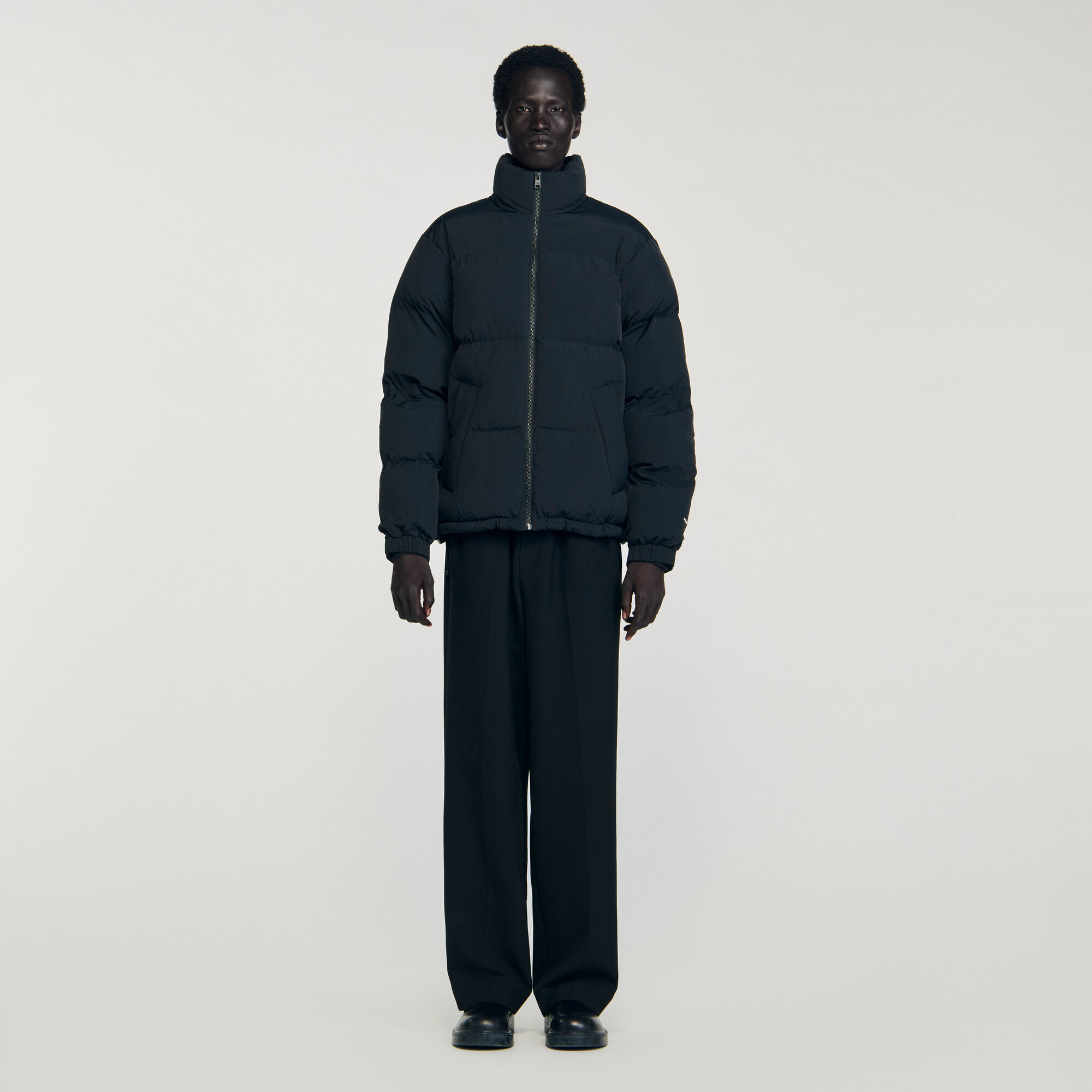 Anorak con capucha y cuello alto
