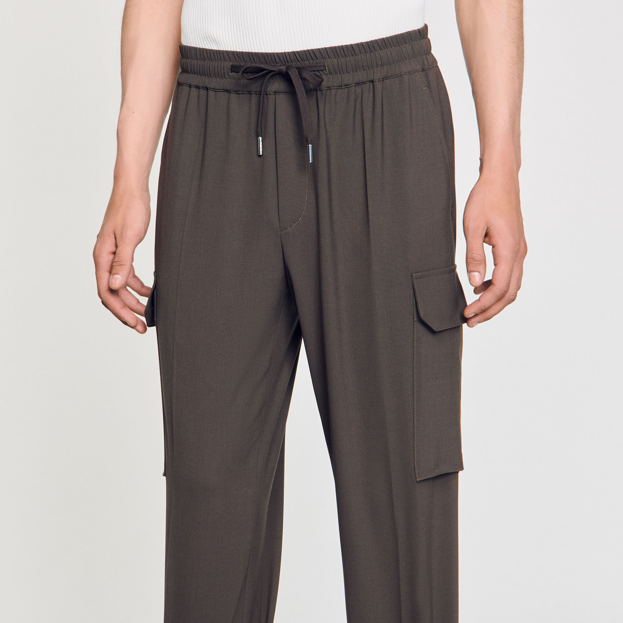 Pantalón cargo elástico