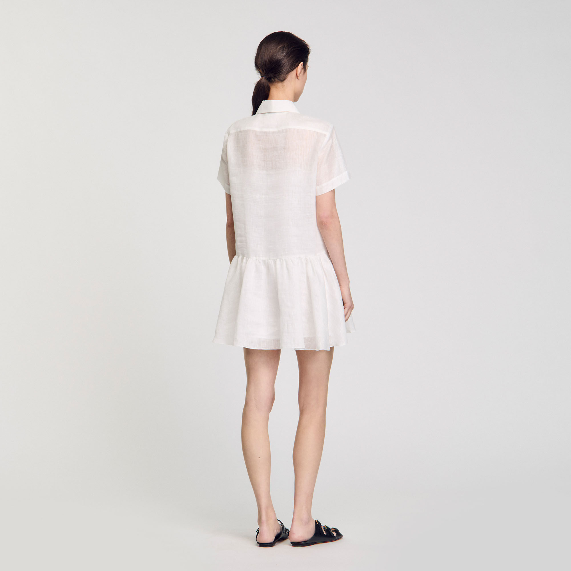 Vestido corto con detalles de encaje
