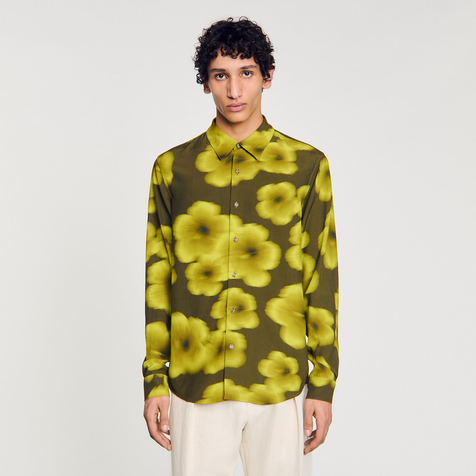 Camisa fluida con flores estampadas