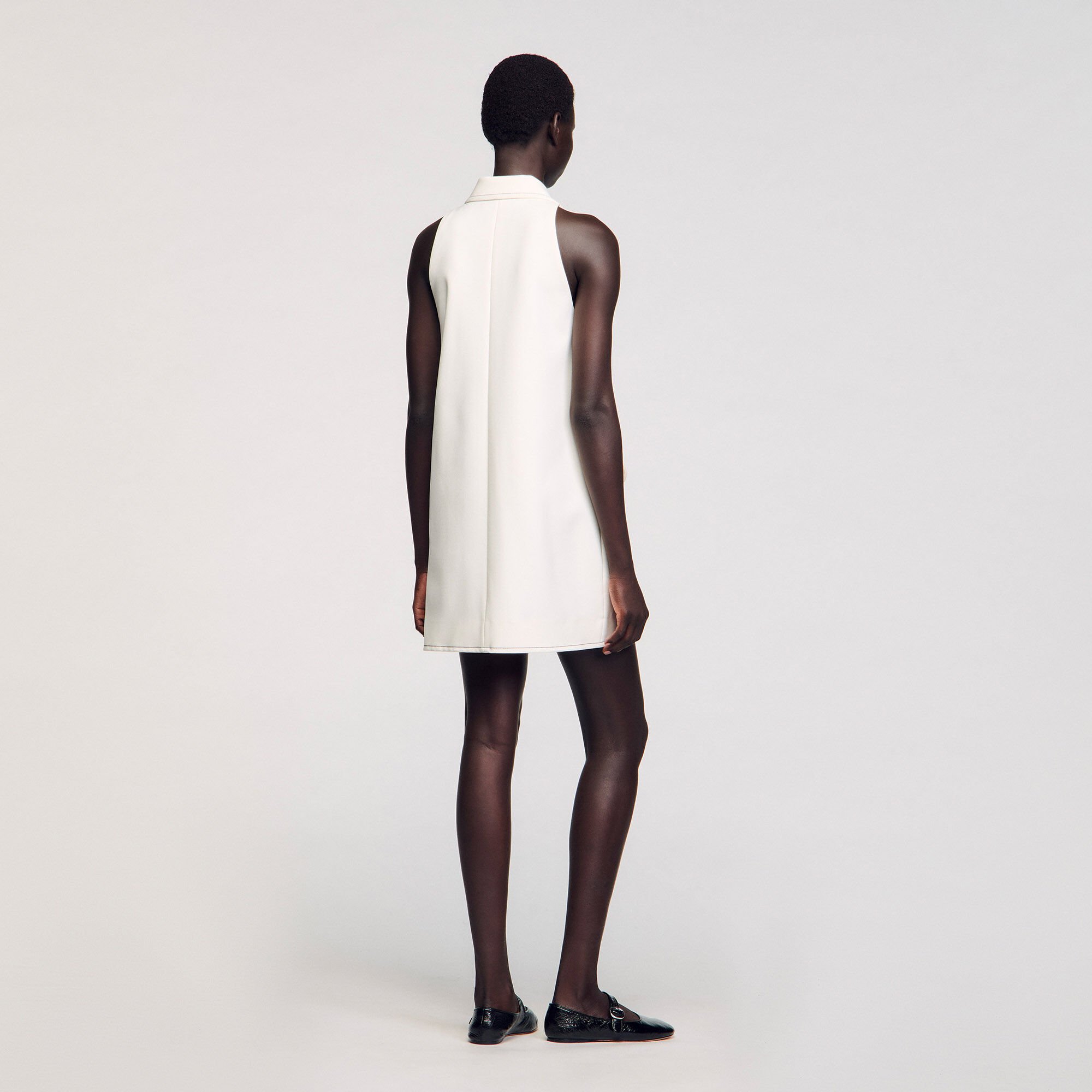 Vestido corto con cuello bebé