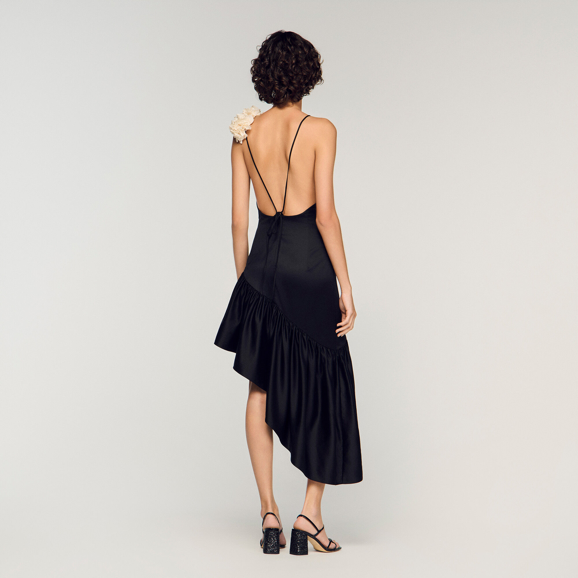 Vestido asim&eacute;trico con volantes