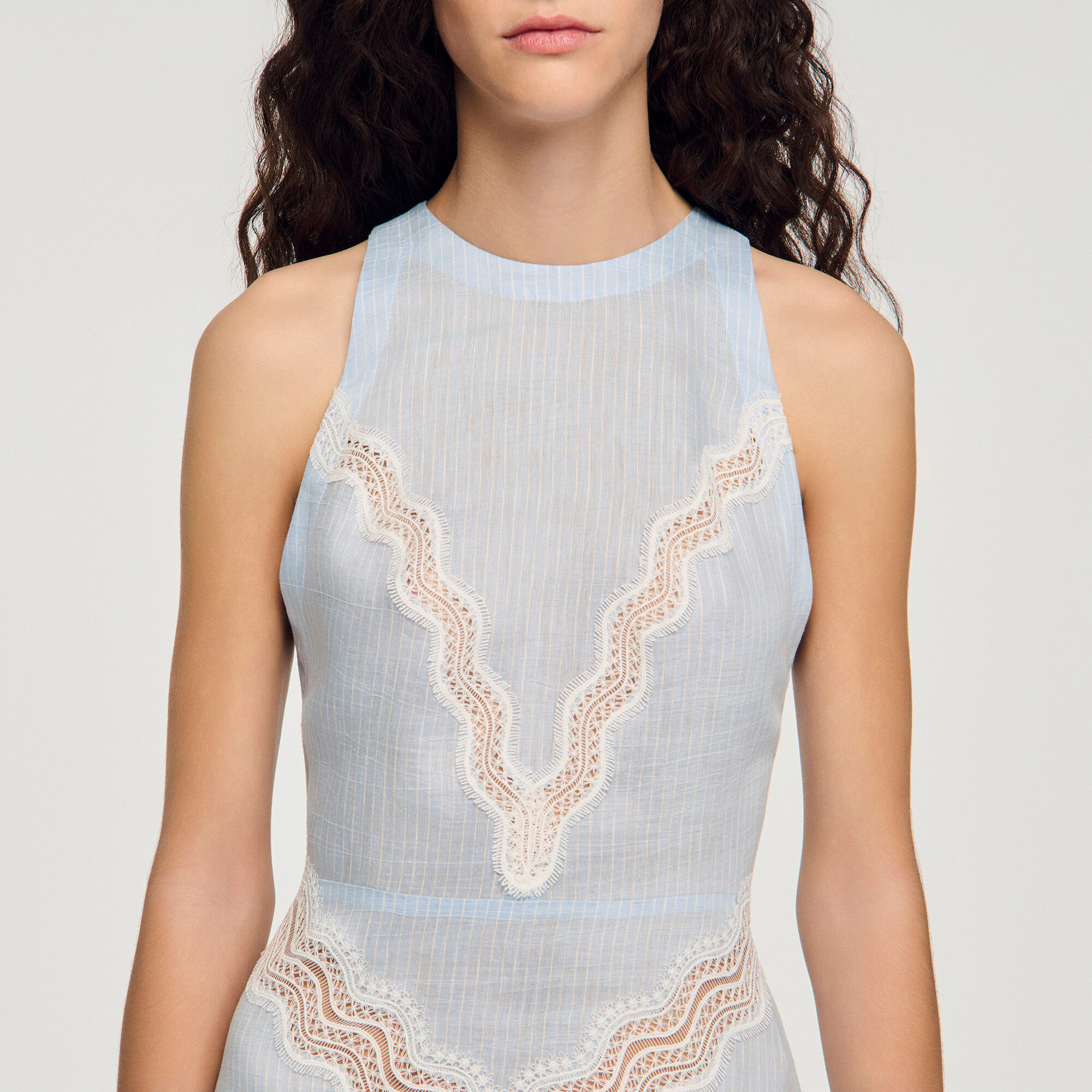 Vestido largo con detalle de encaje