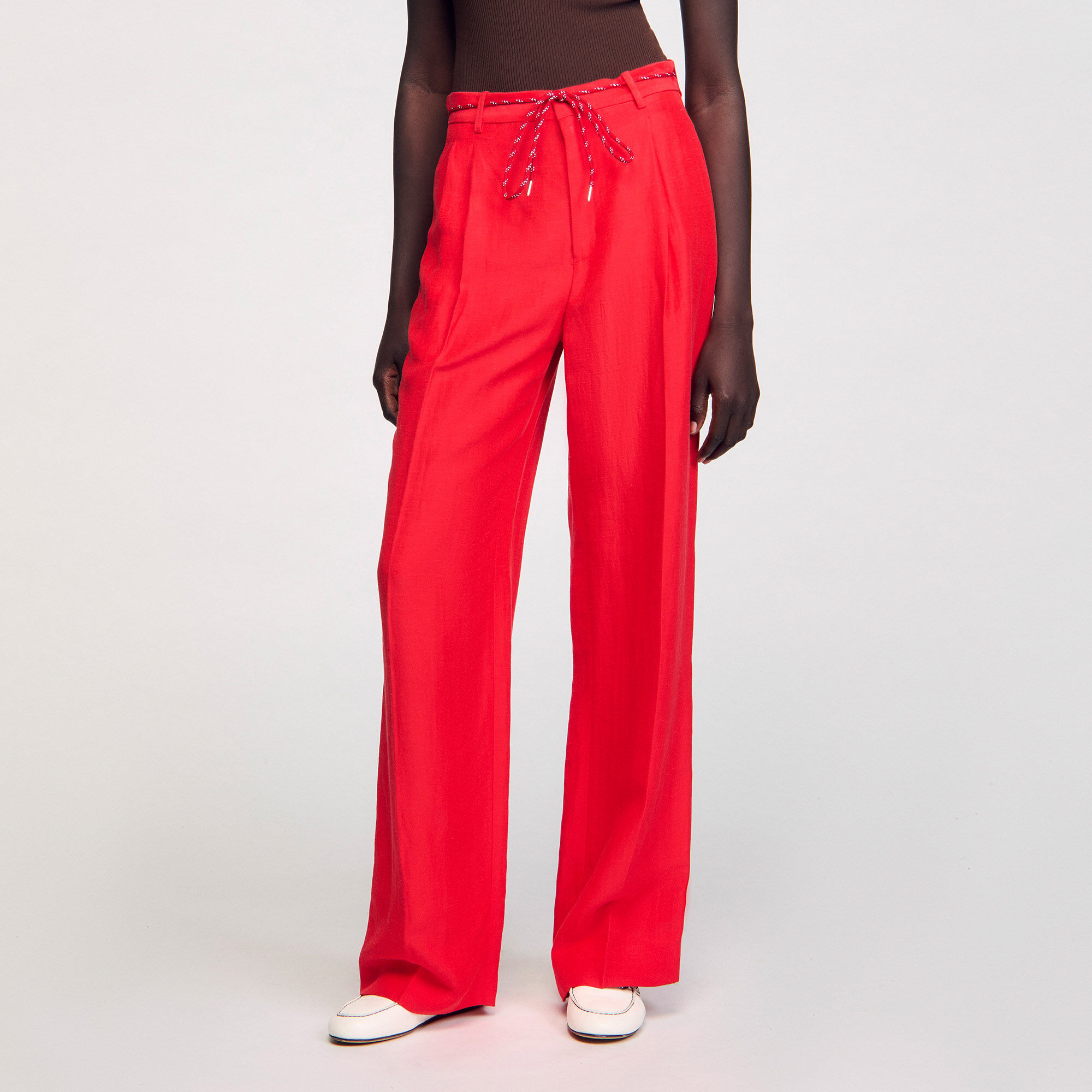 Pantalones con cinturón tipo cordón