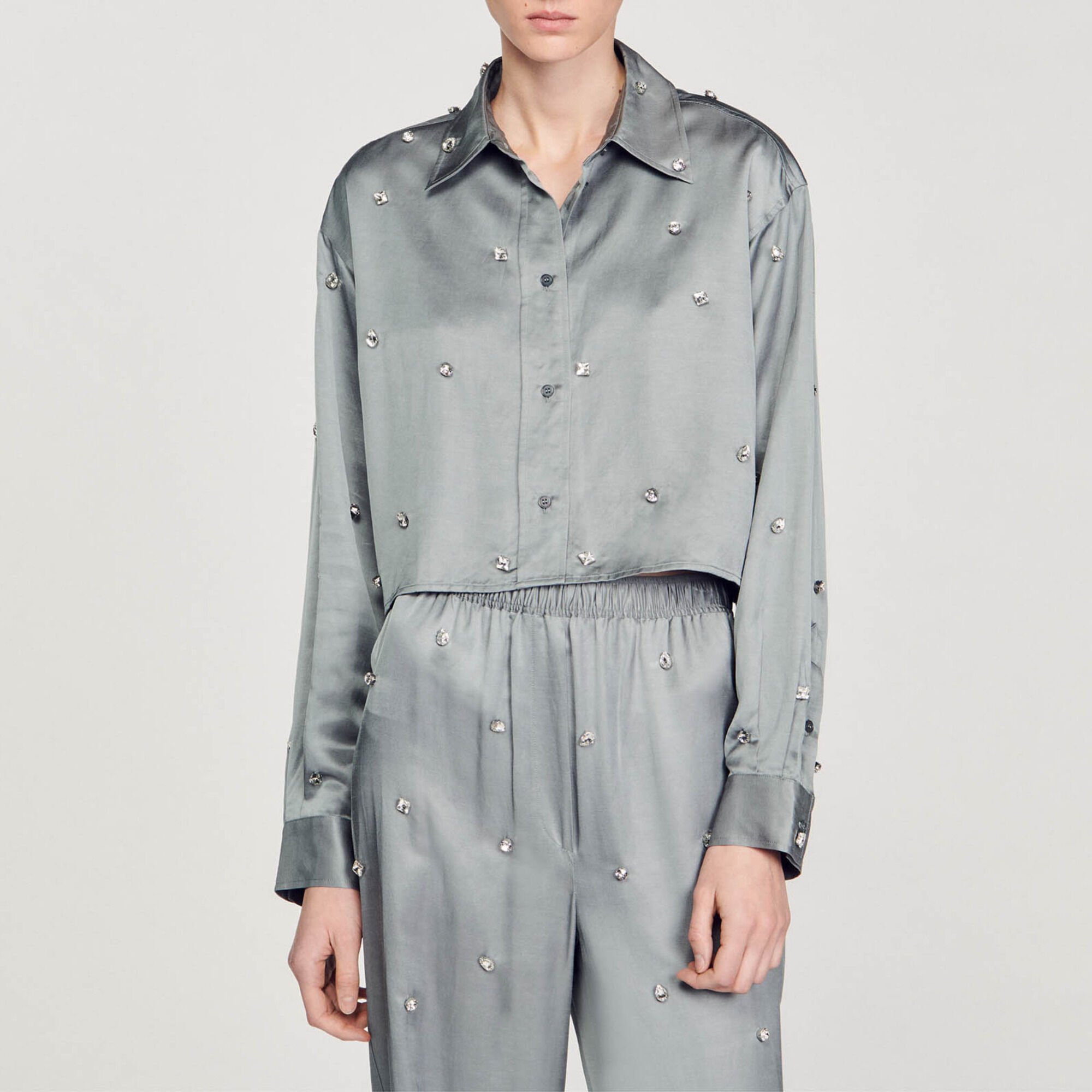 Camisa satinada decorada con strass