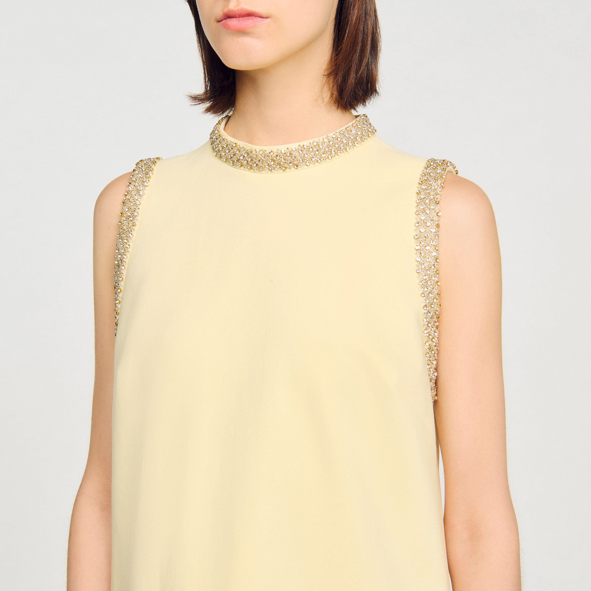 Vestido corto con detalles de strass