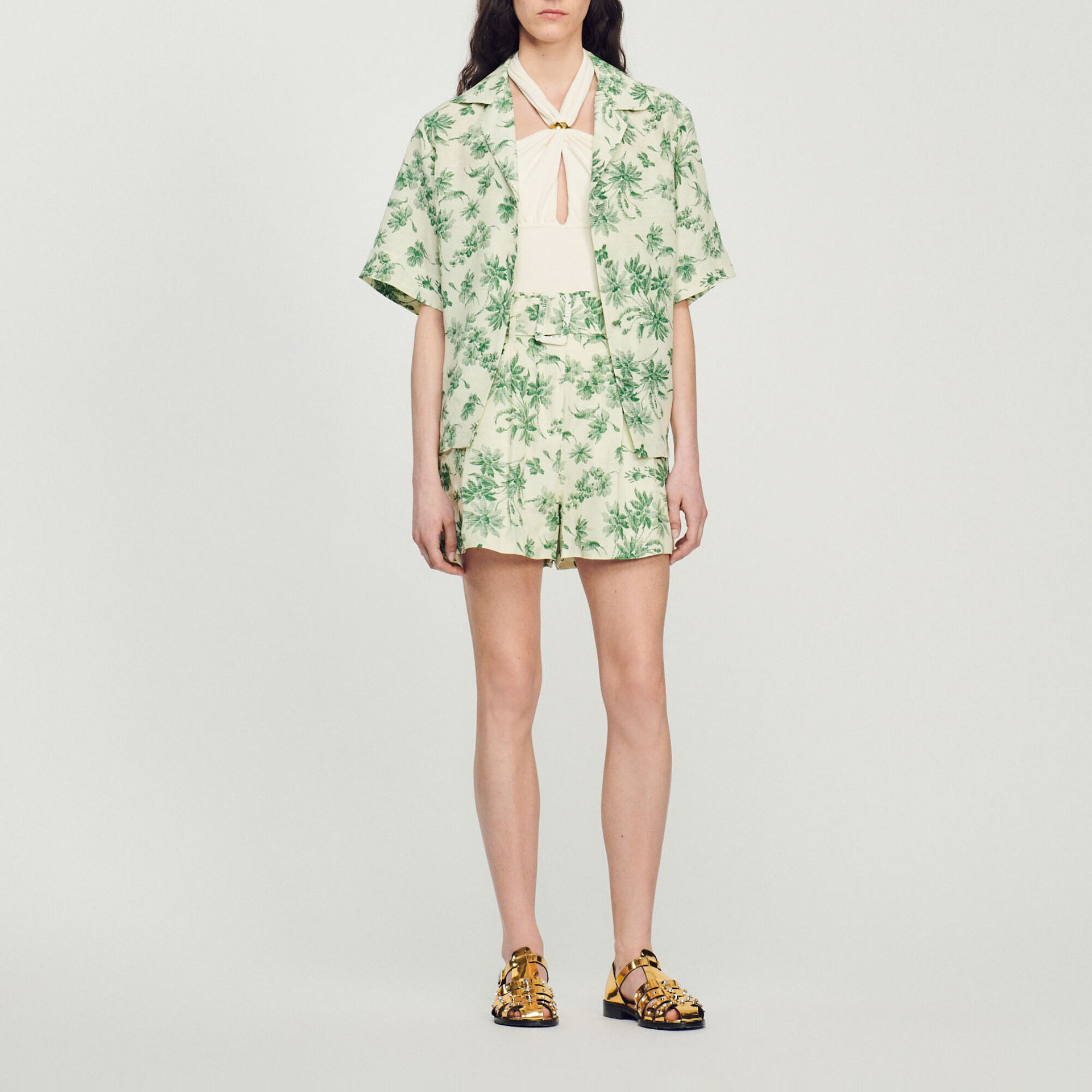 Short ancho con estampado de palmeras