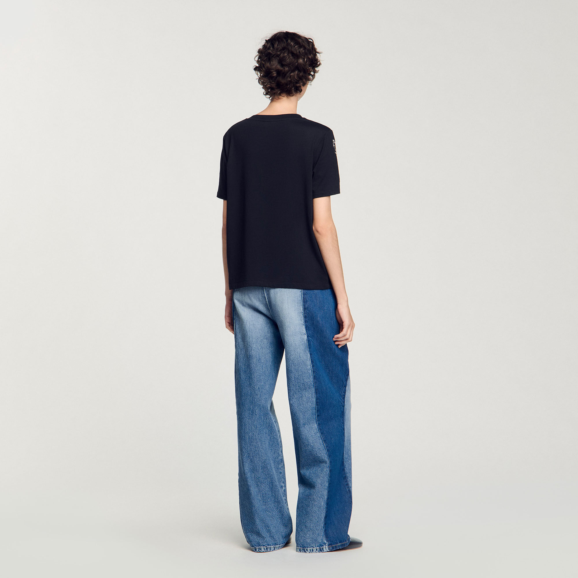 Camiseta con detalles bordados
