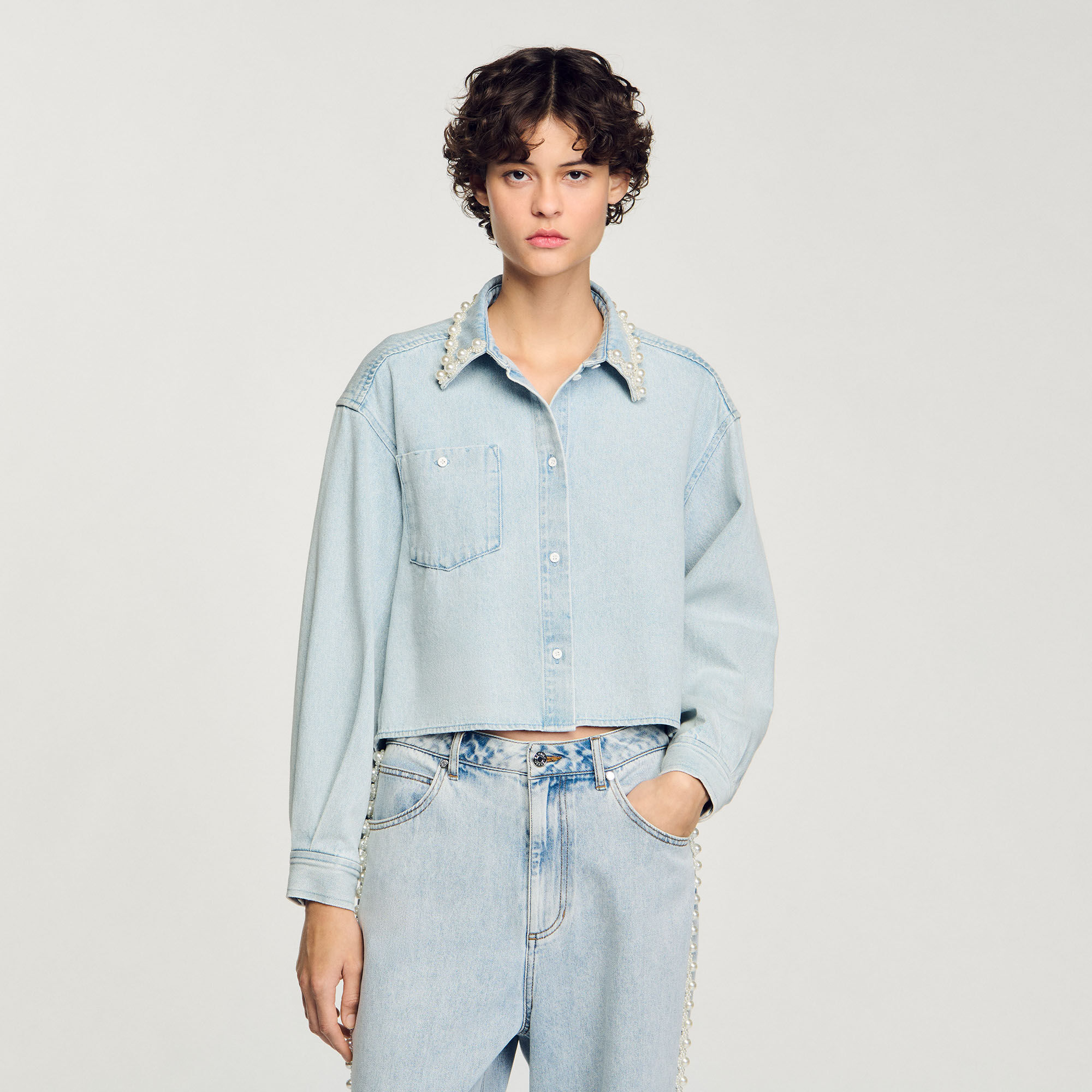 Camisa vaquera con cuello de pedrería