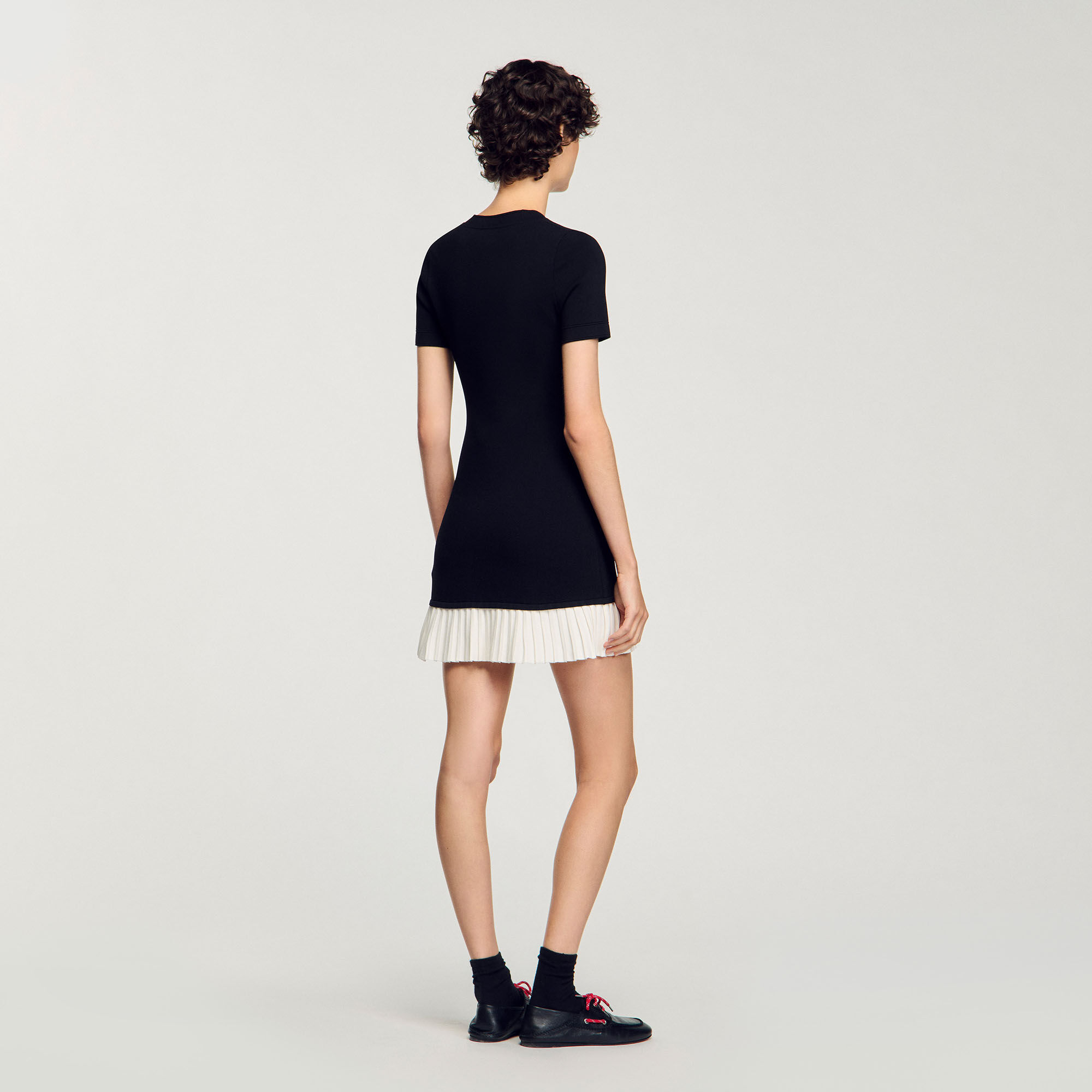 Vestido corto de punto con volante