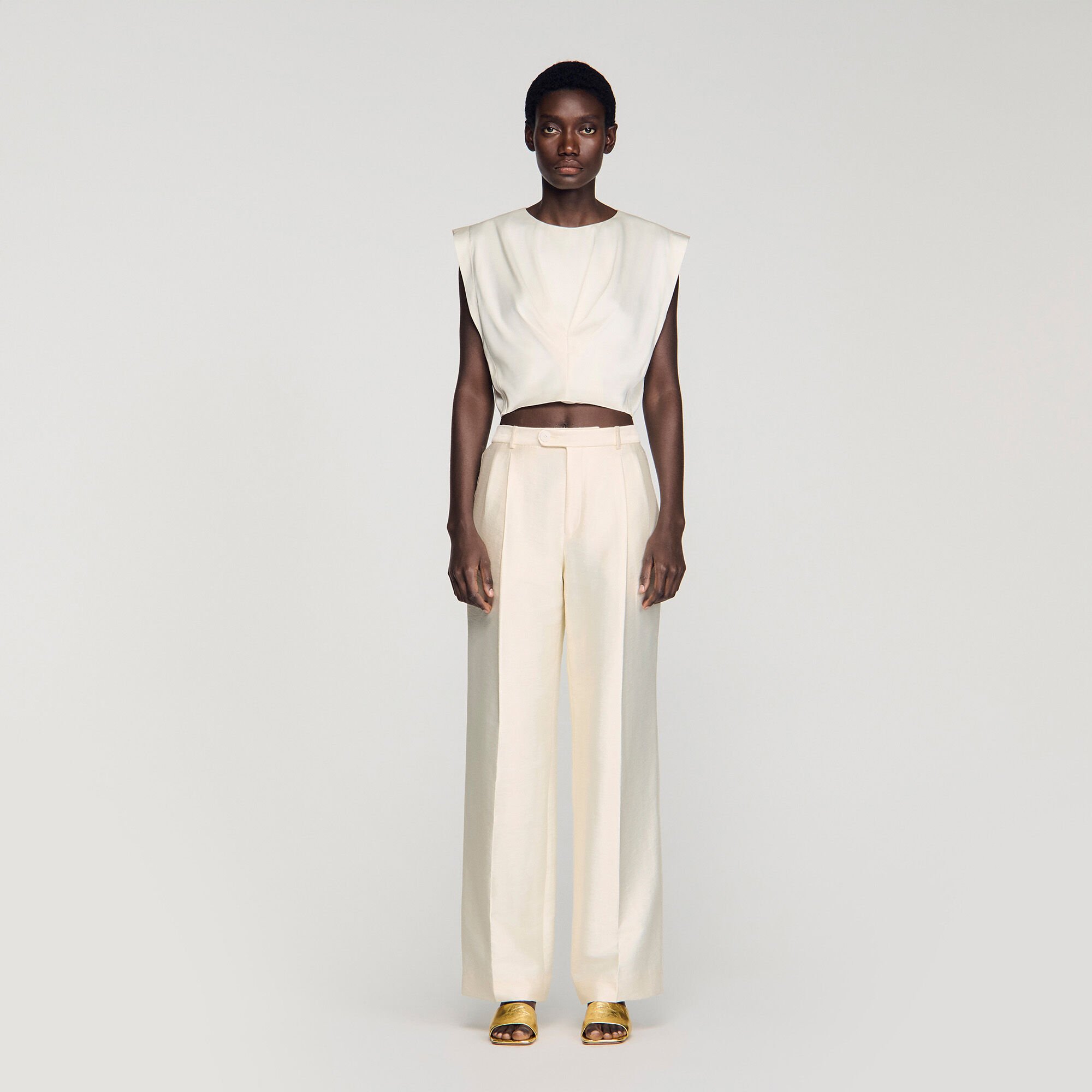 Top corto satinado plisado