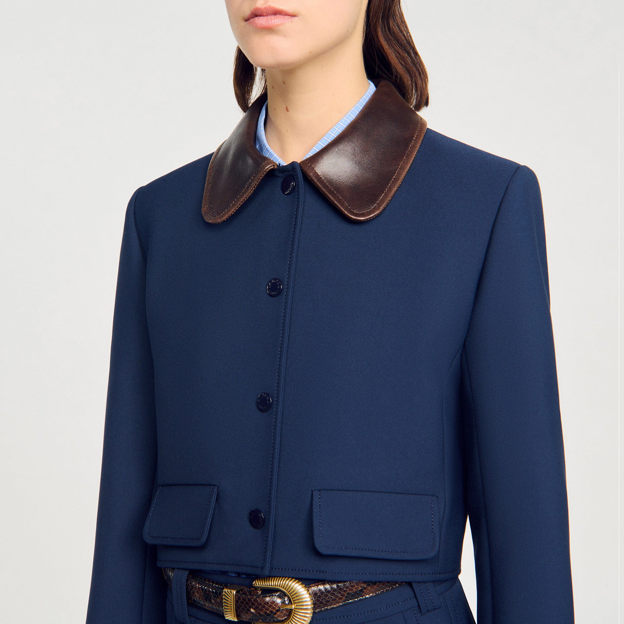 Chaqueta corta con cuello de cuero