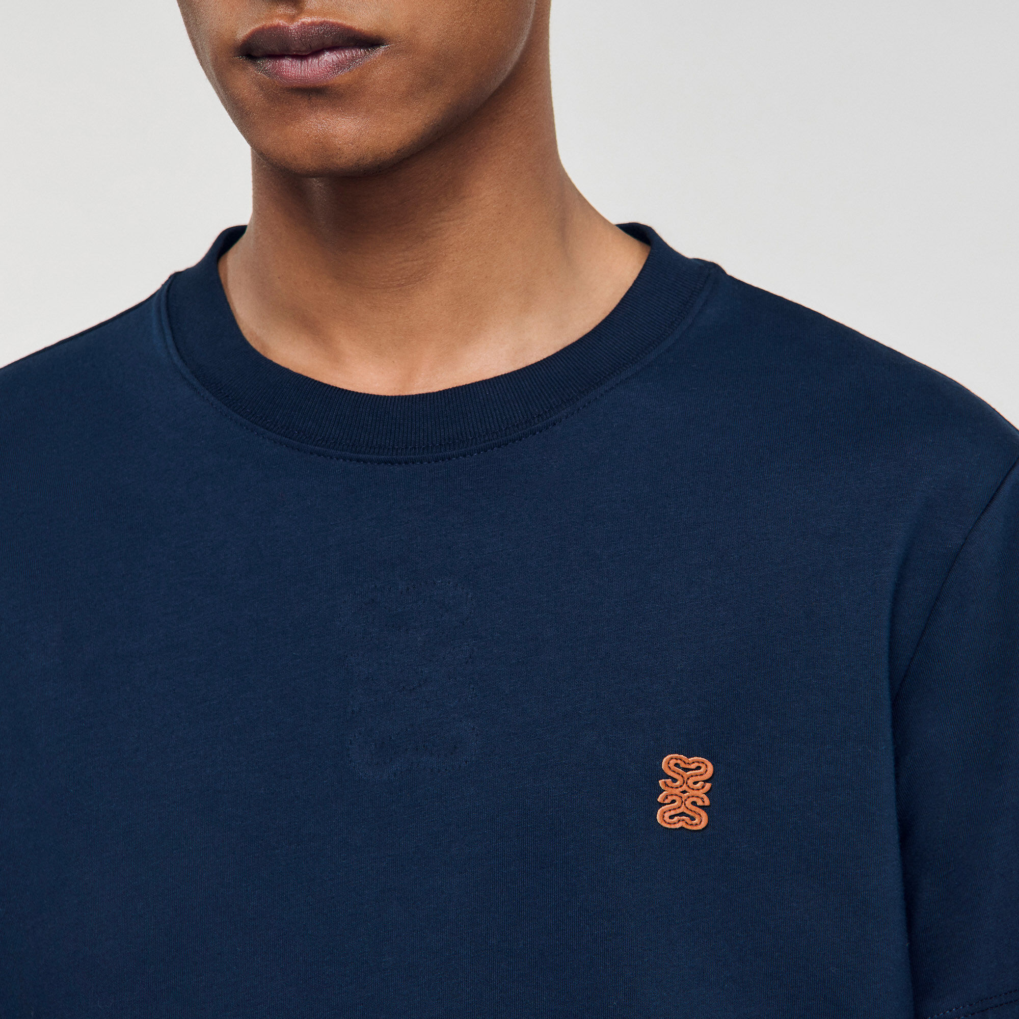 Camiseta con logotipo de cuero