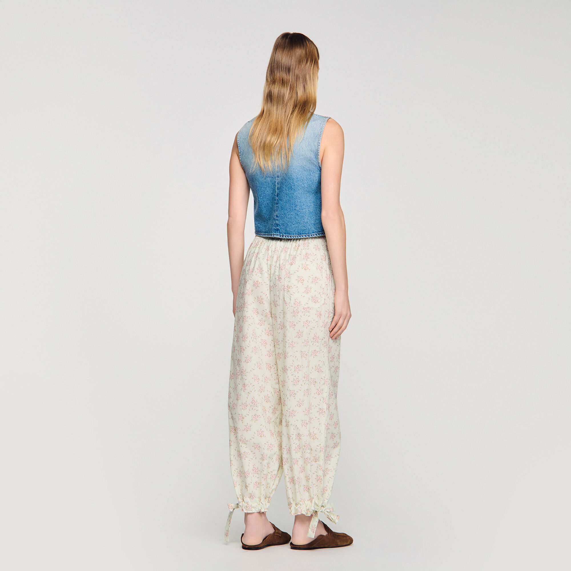 Chaqueta corta vaquera con studs