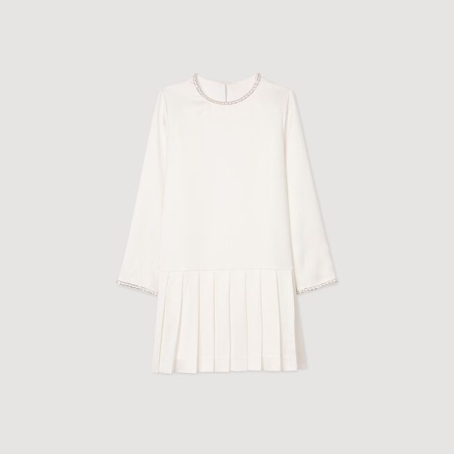 Vestido corto satinado con pedrería