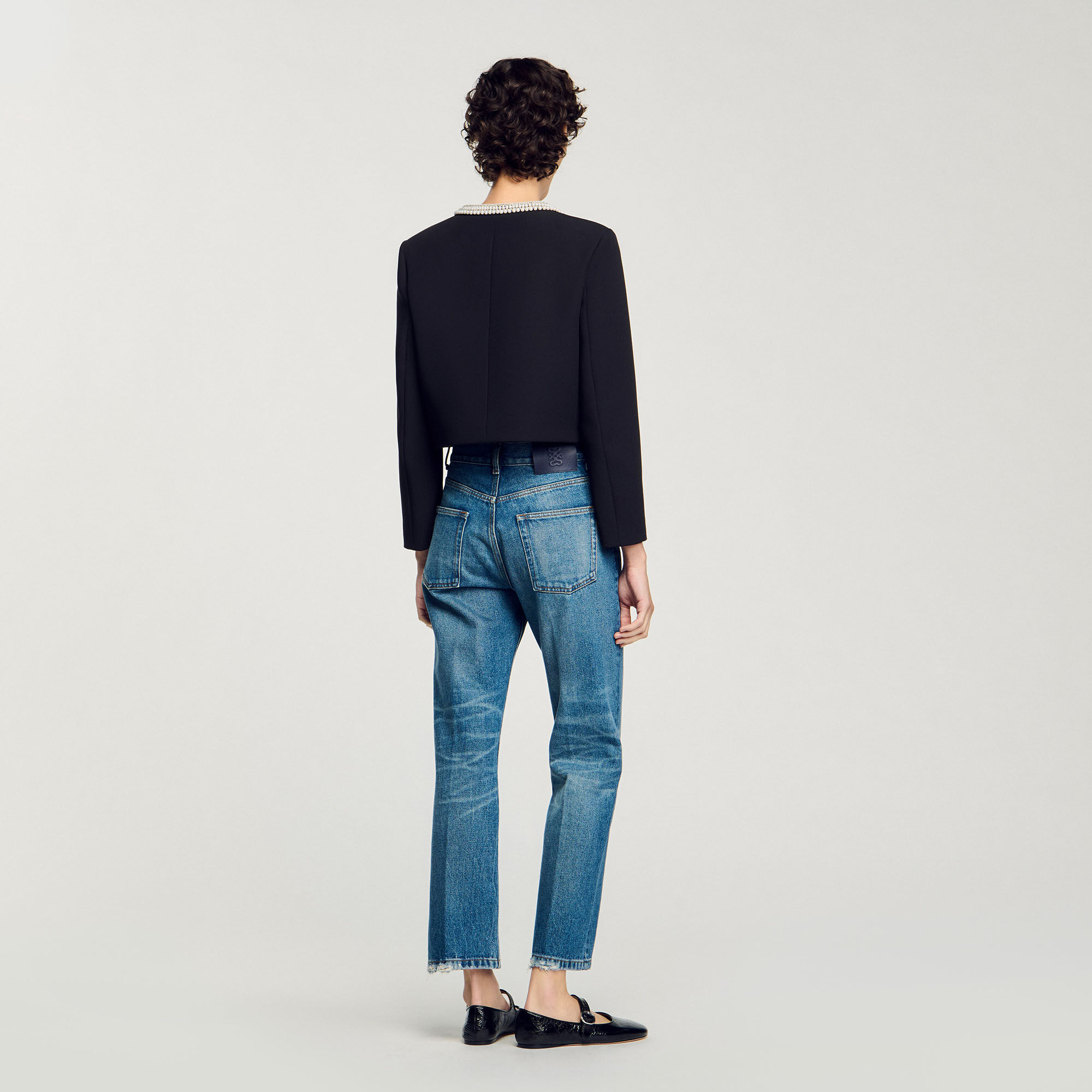 Chaqueta con cuello de pedrería