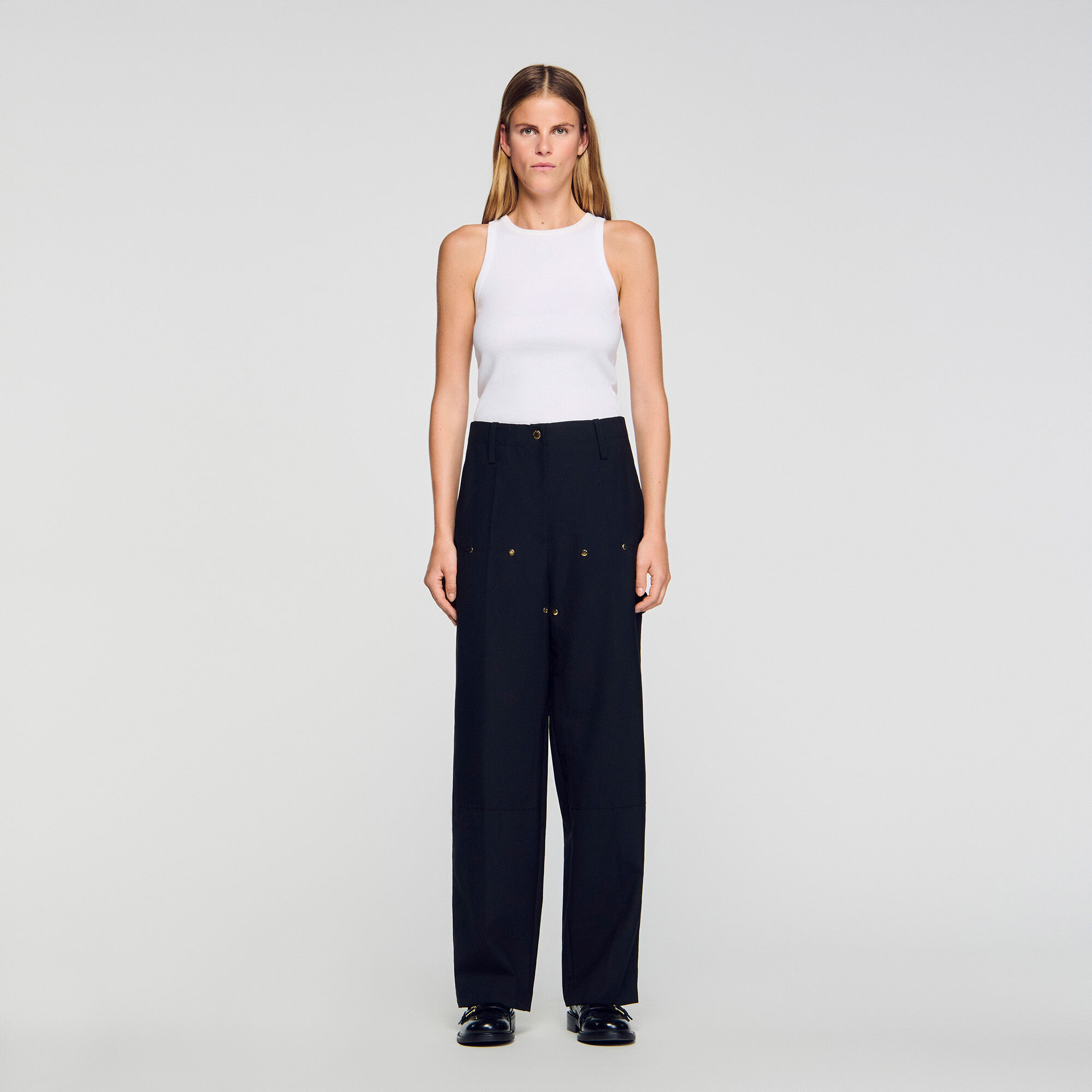 Pantalón fluido con remaches