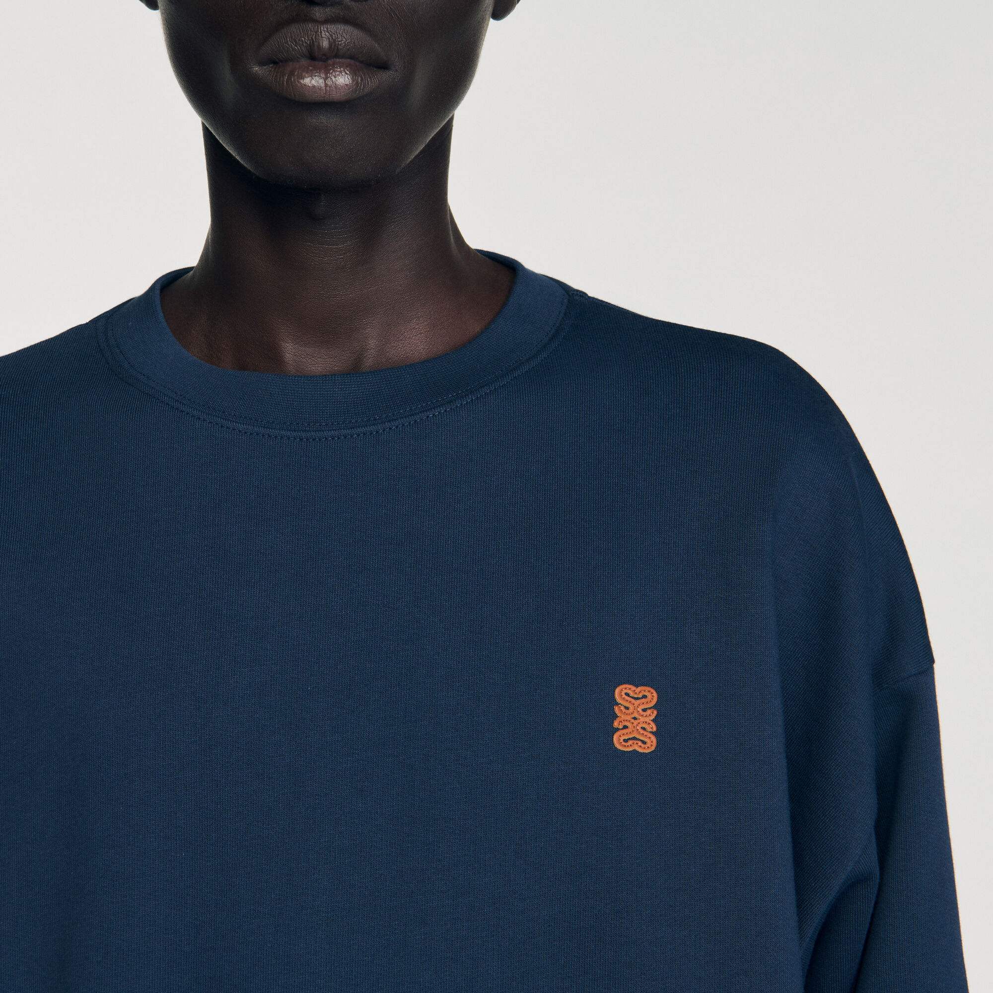 Sudadera oversize con parche de cuero