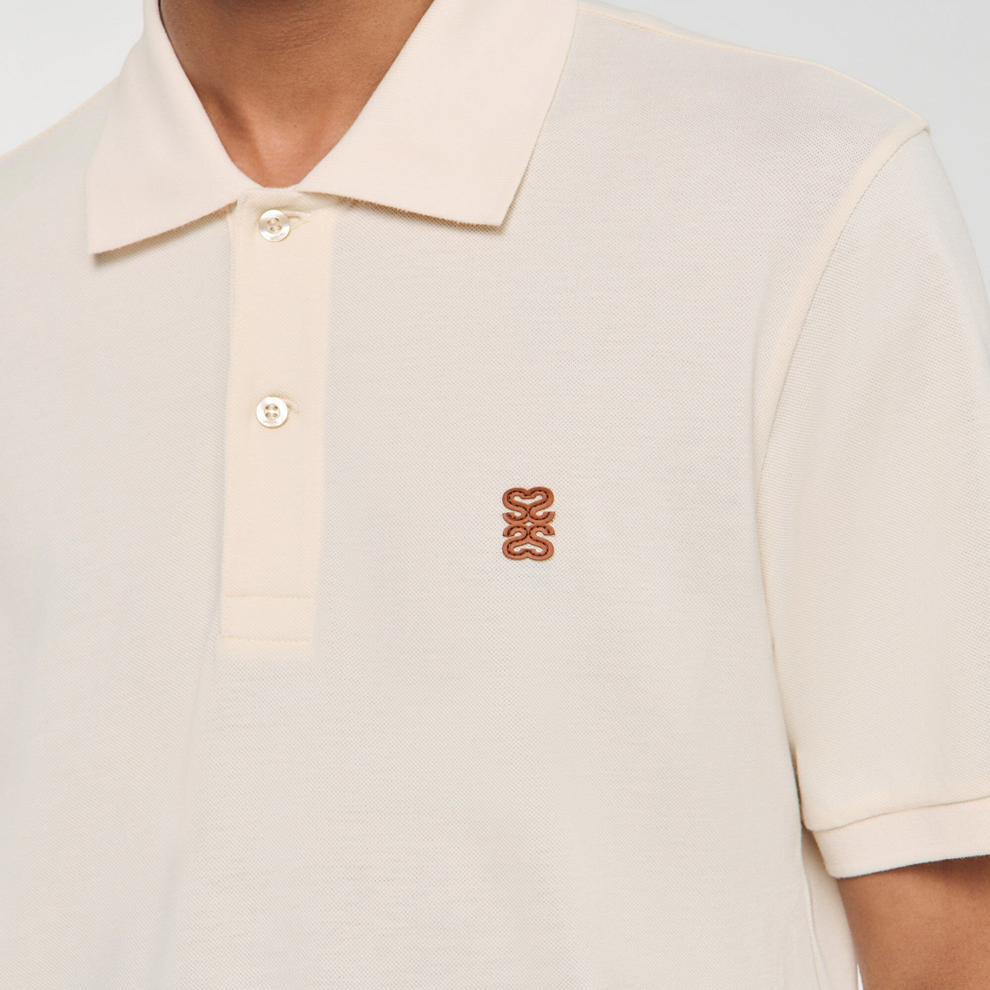 Polo con logotipo de cuero