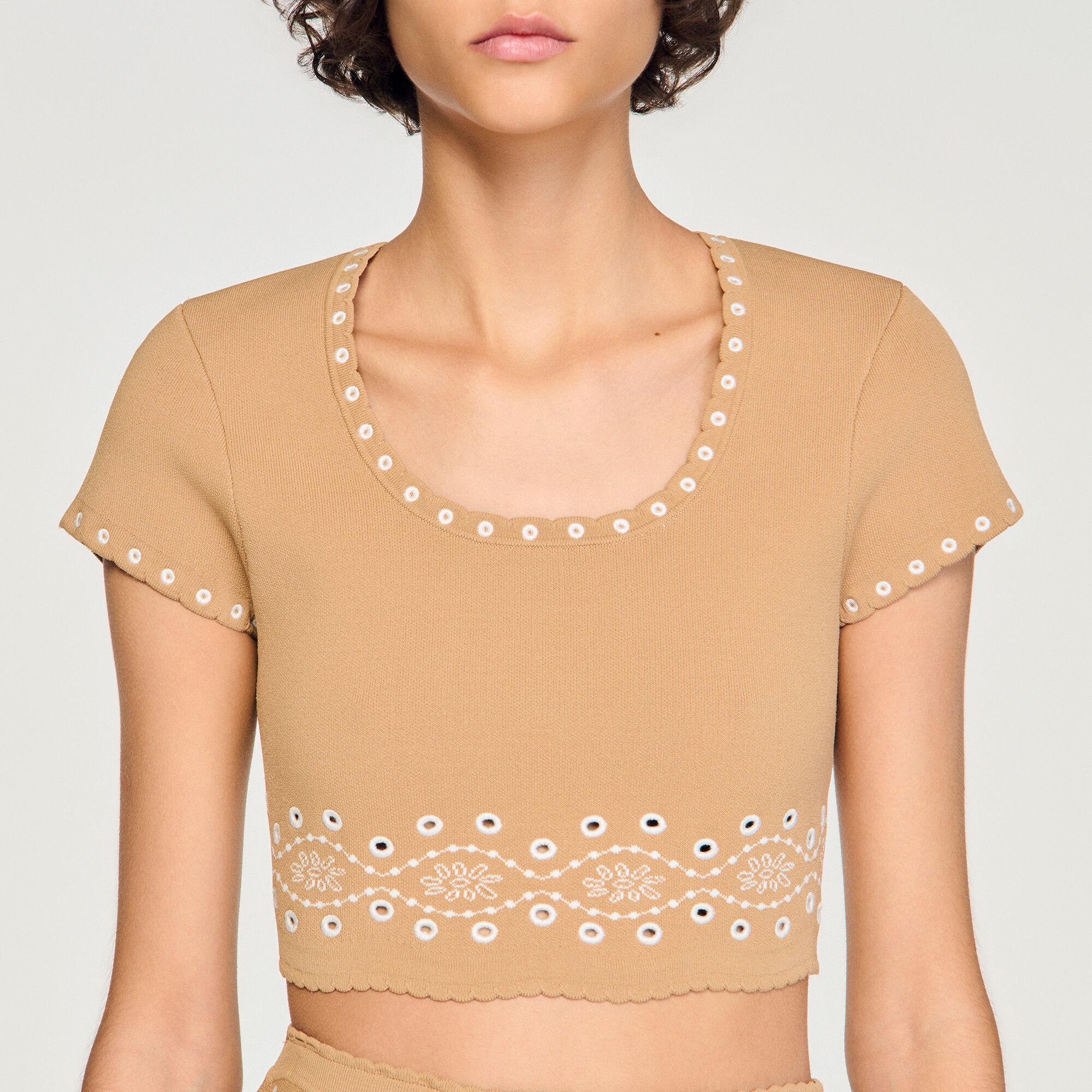 Jersey con bordado en contraste