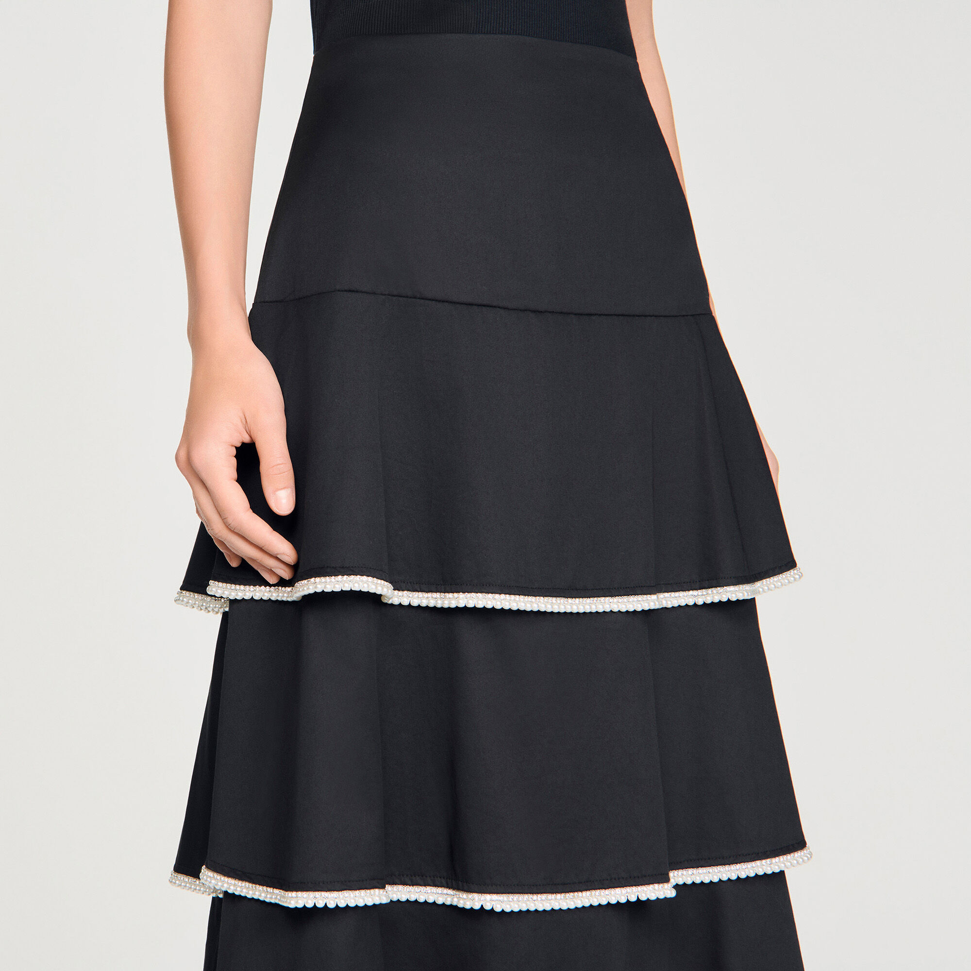 Falda larga con strass y volantes