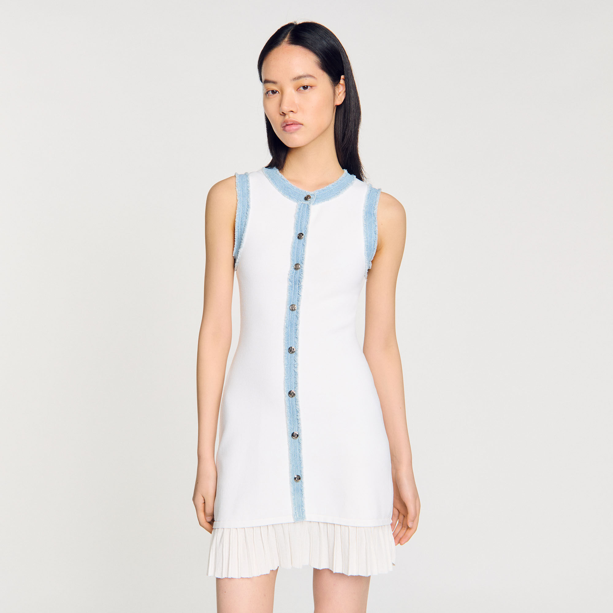 Vestido corto de punto con volante