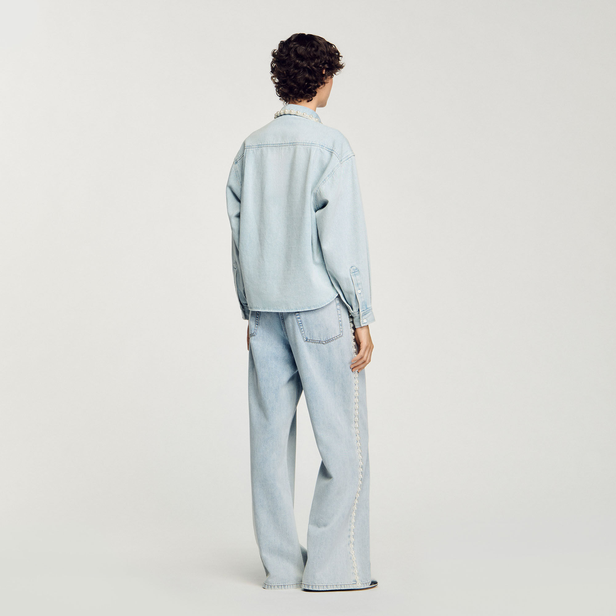Camisa vaquera con cuello de pedrería