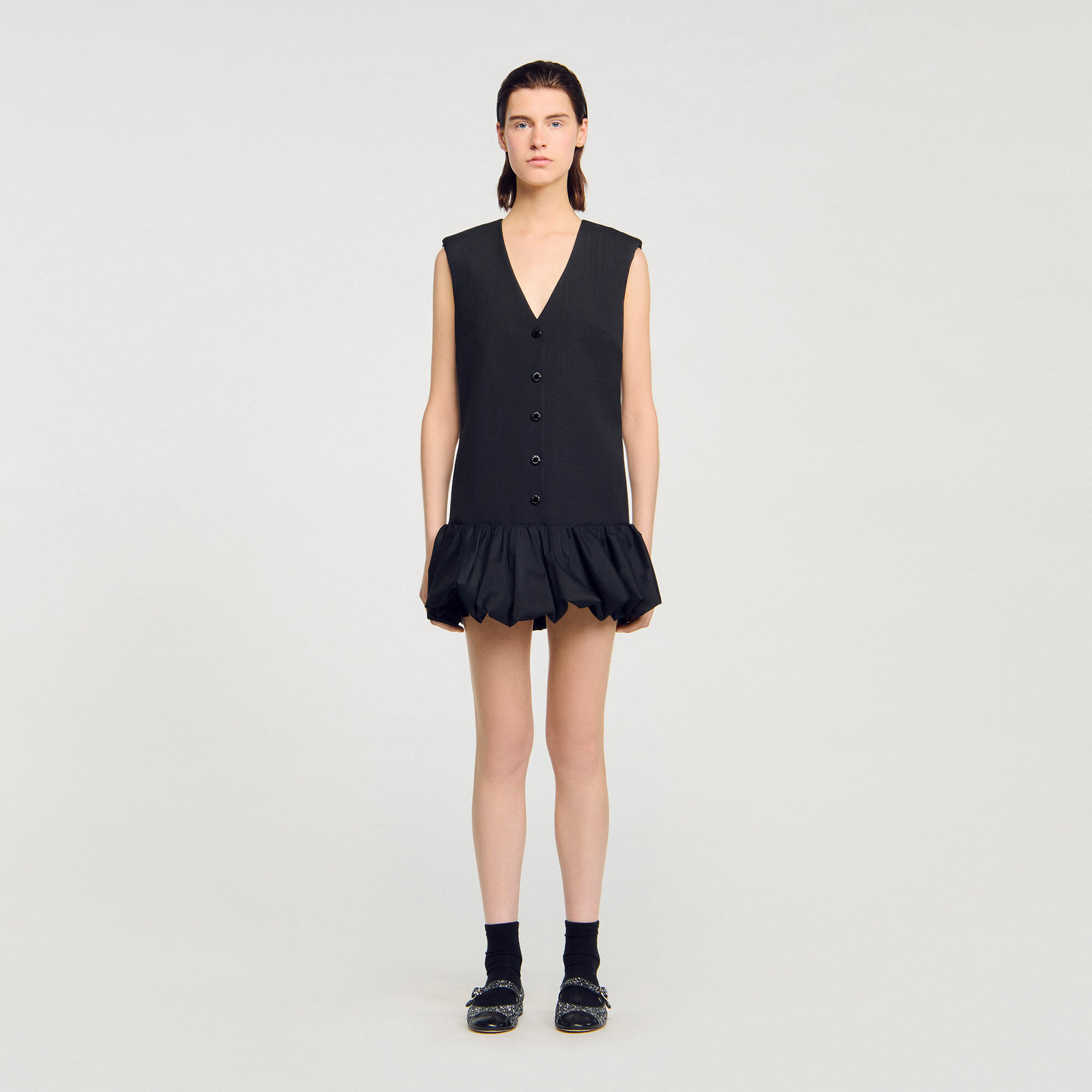 Vestido corto de sastre con volante
