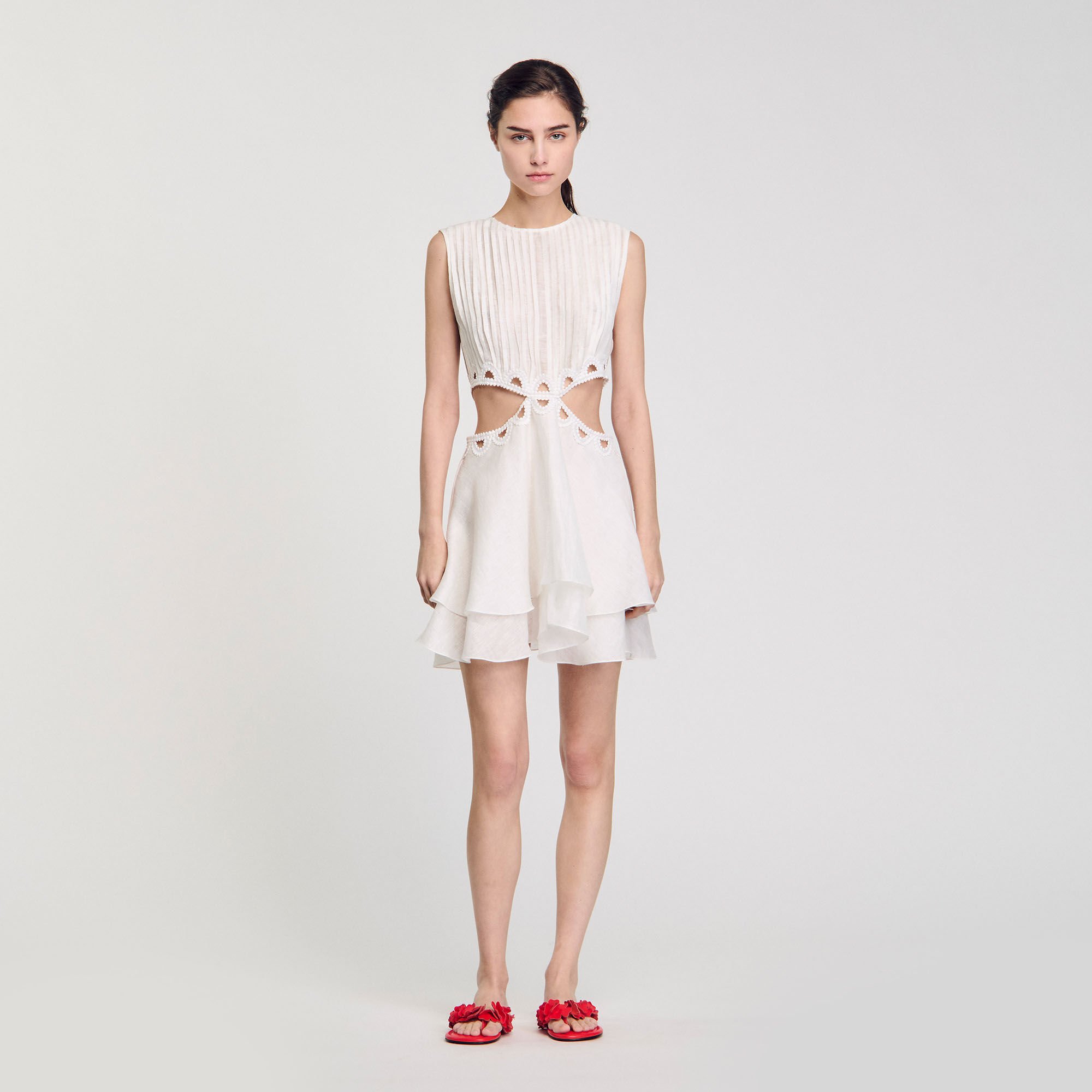 Vestido corto con recortes