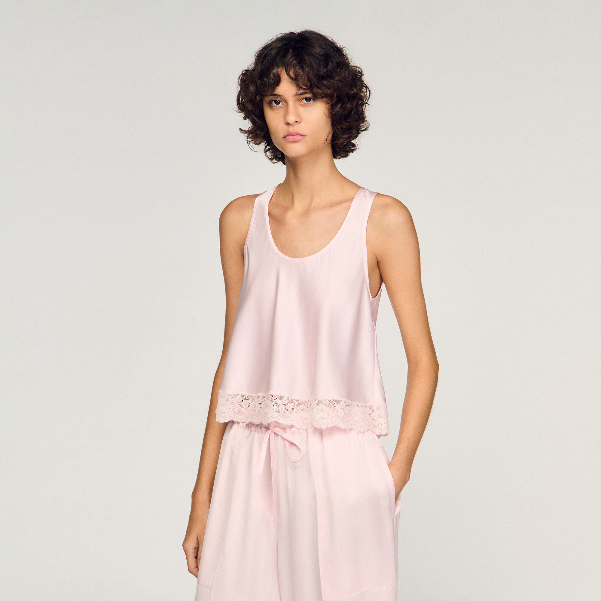 Top satinado con encaje
