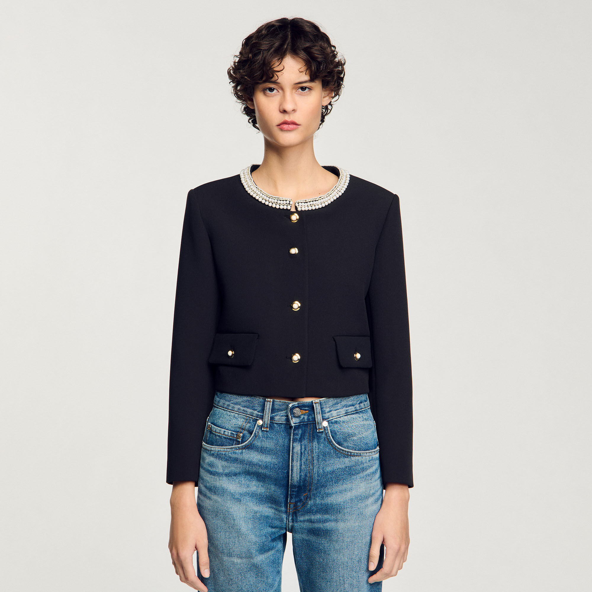 Chaqueta con cuello de pedrería