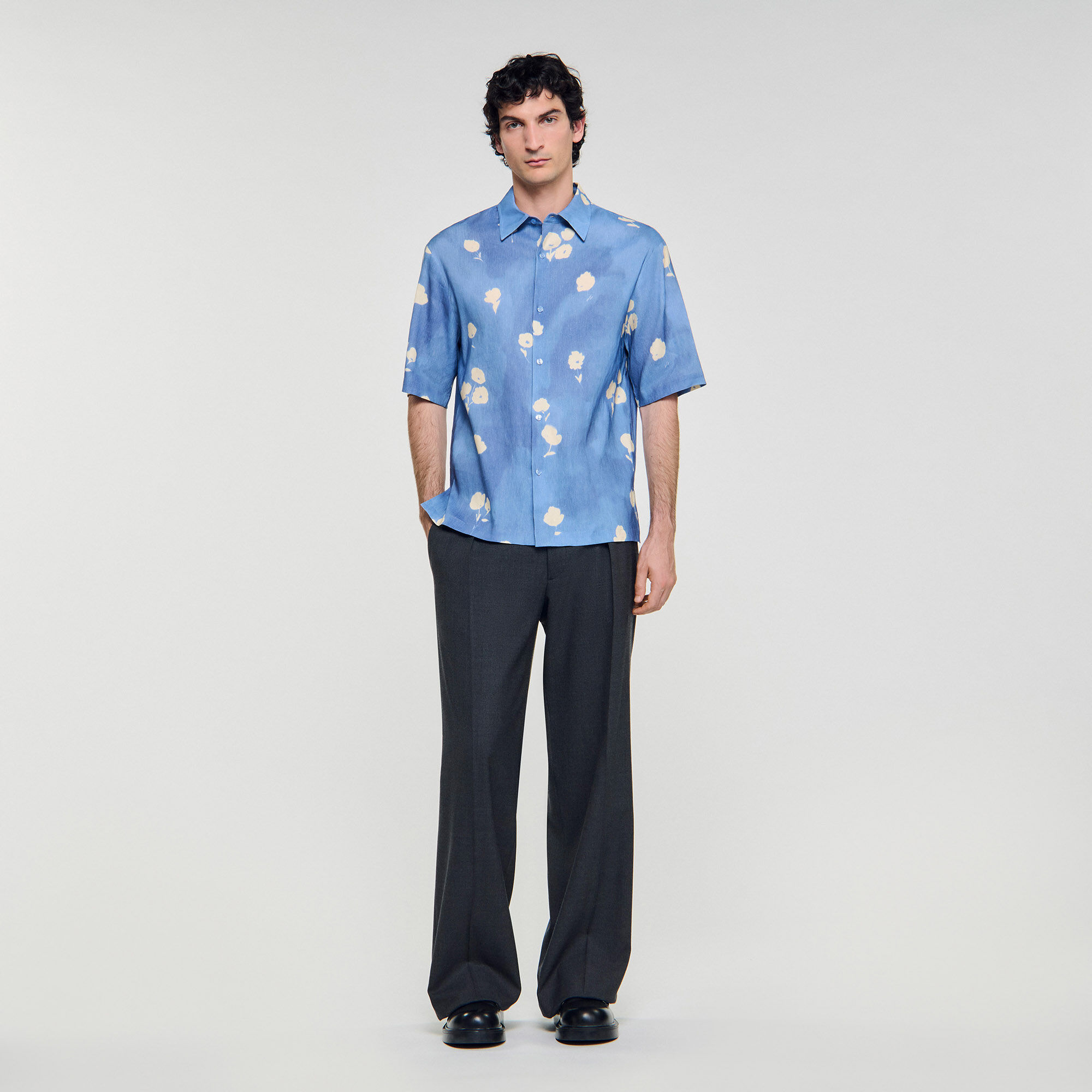 Camisa con estampado de flor