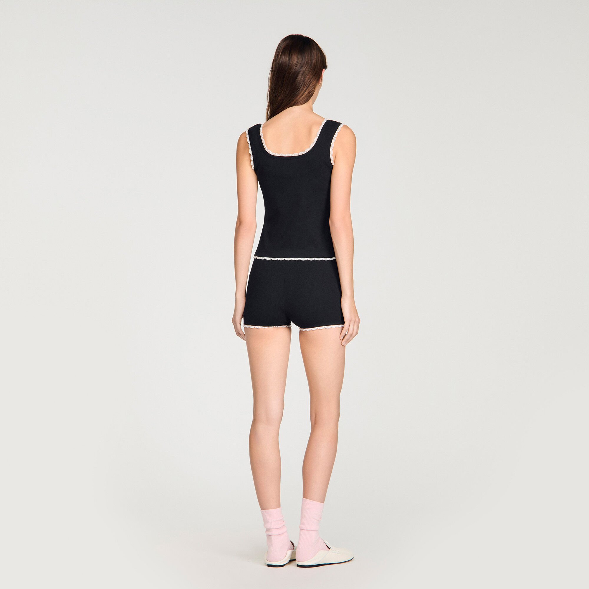 Top de algodón con bordado y perlas