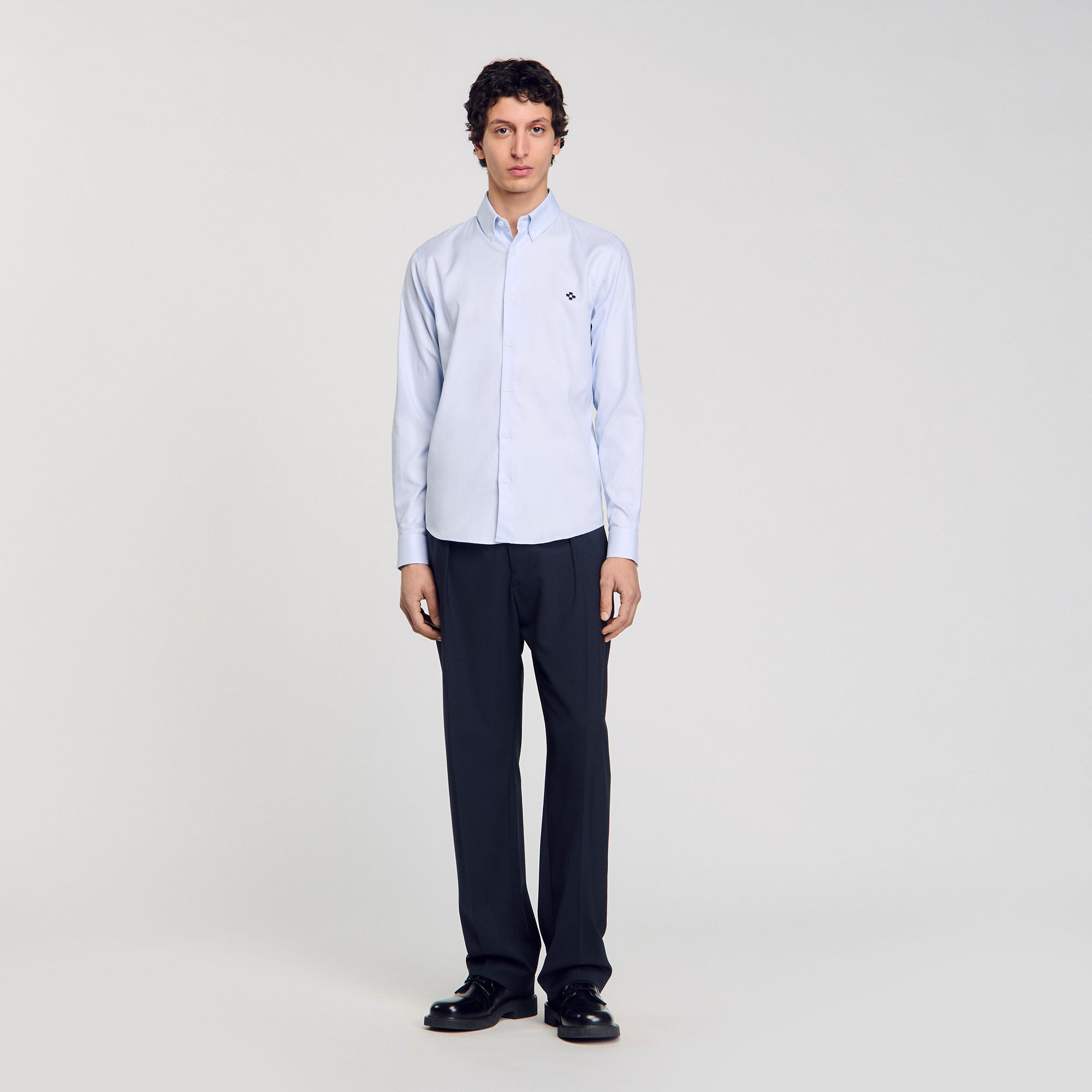 Camisa con parche de cruz