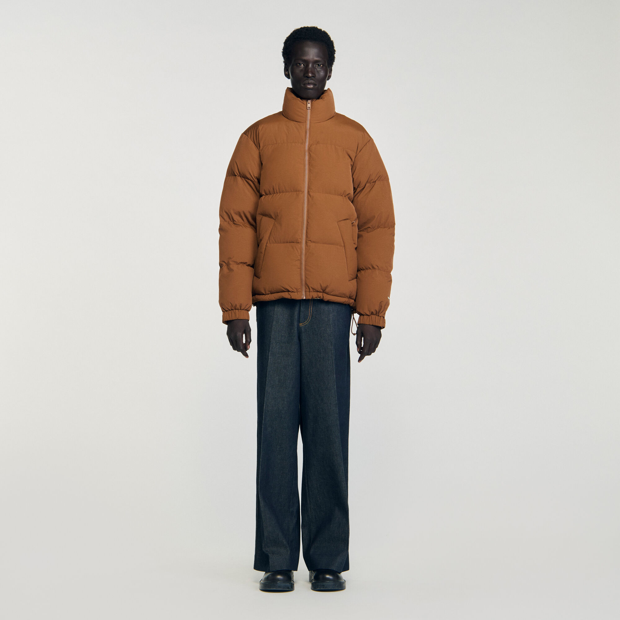 Anorak con capucha y cuello alto