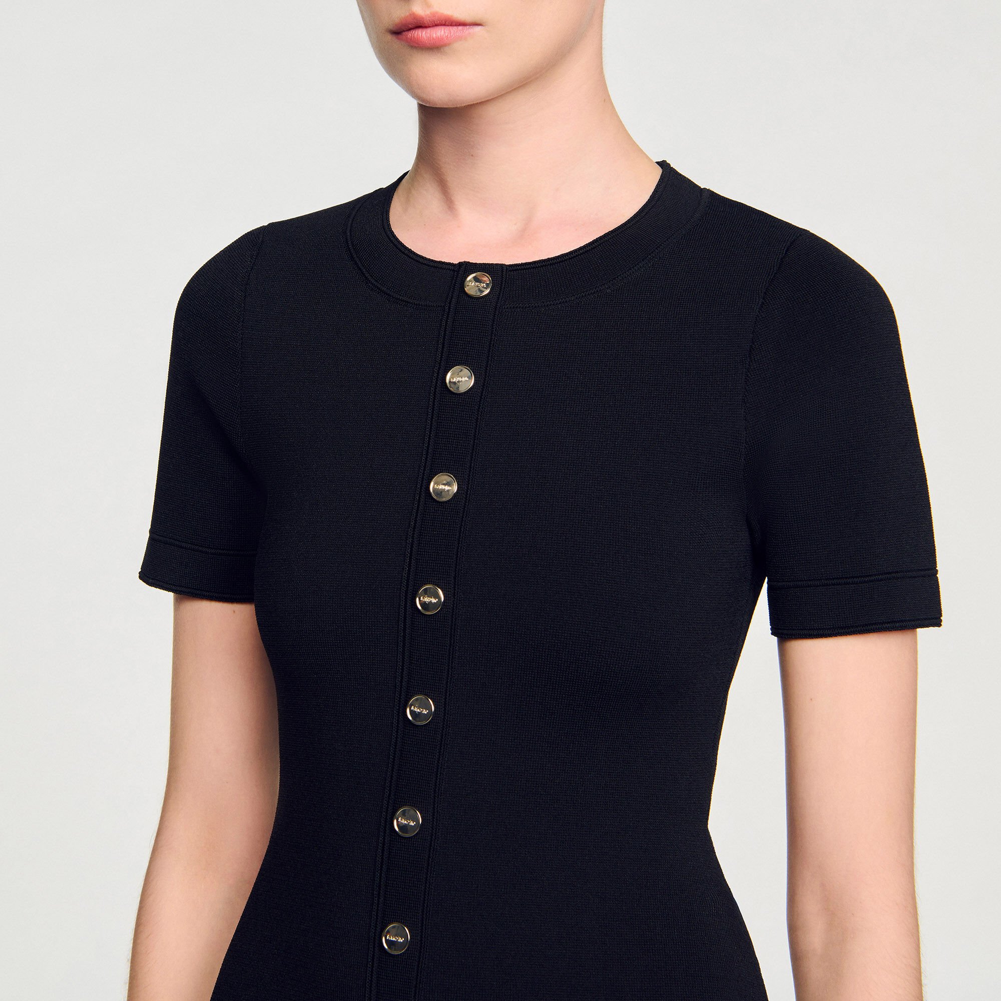 Vestido corto de punto con volante