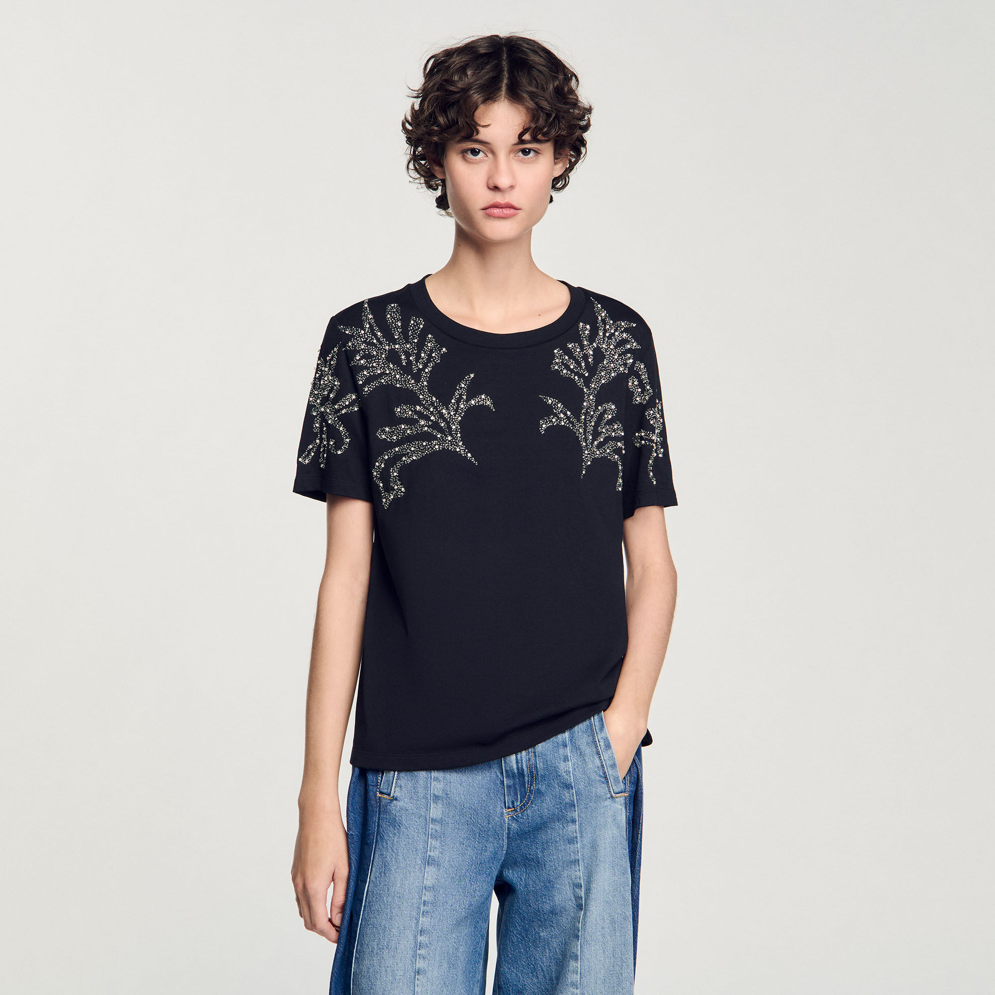 Camiseta con detalles bordados