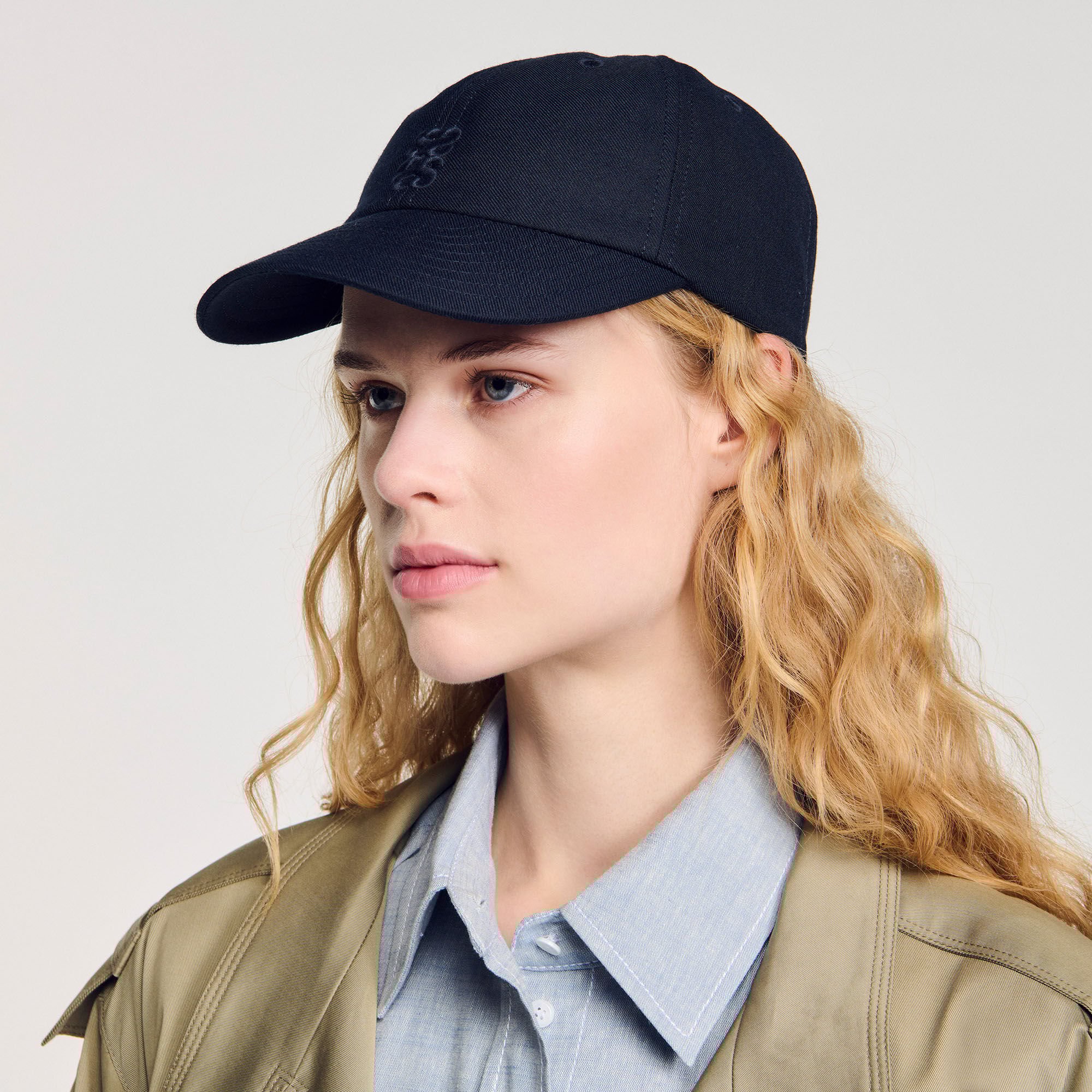 Gorra con pañuelo anudado