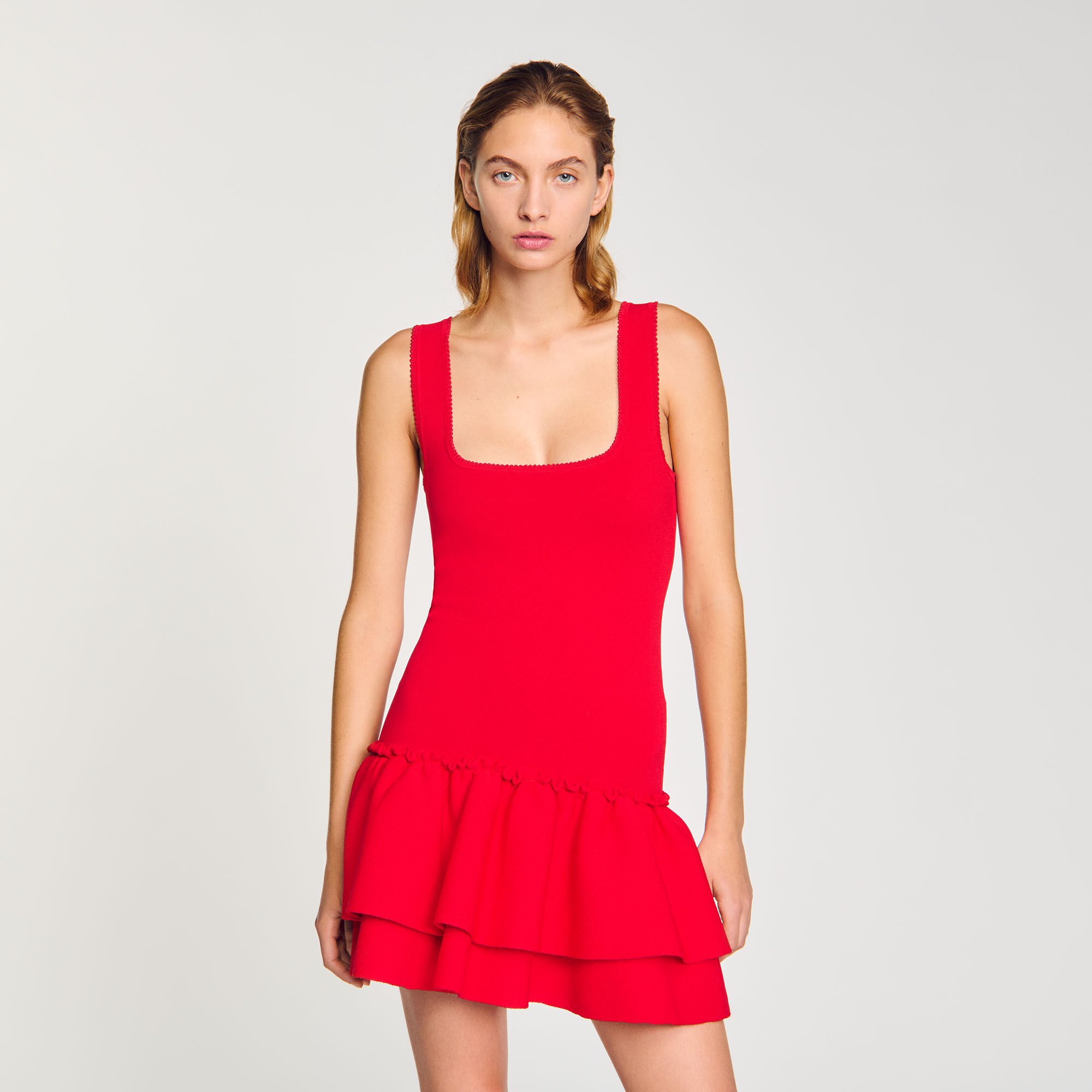 Vestido corto de punto con volantes
