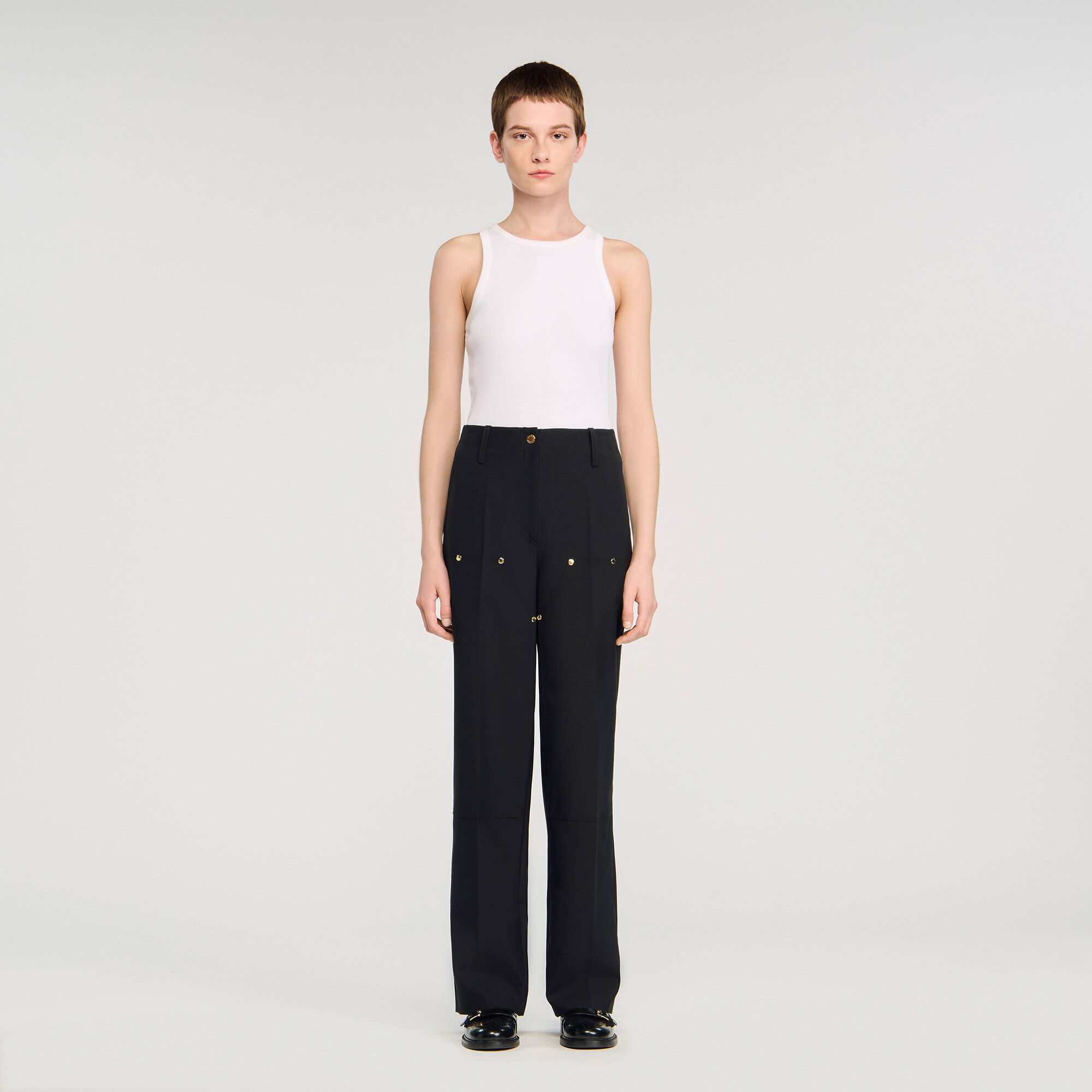 Pantalón fluido con remaches
