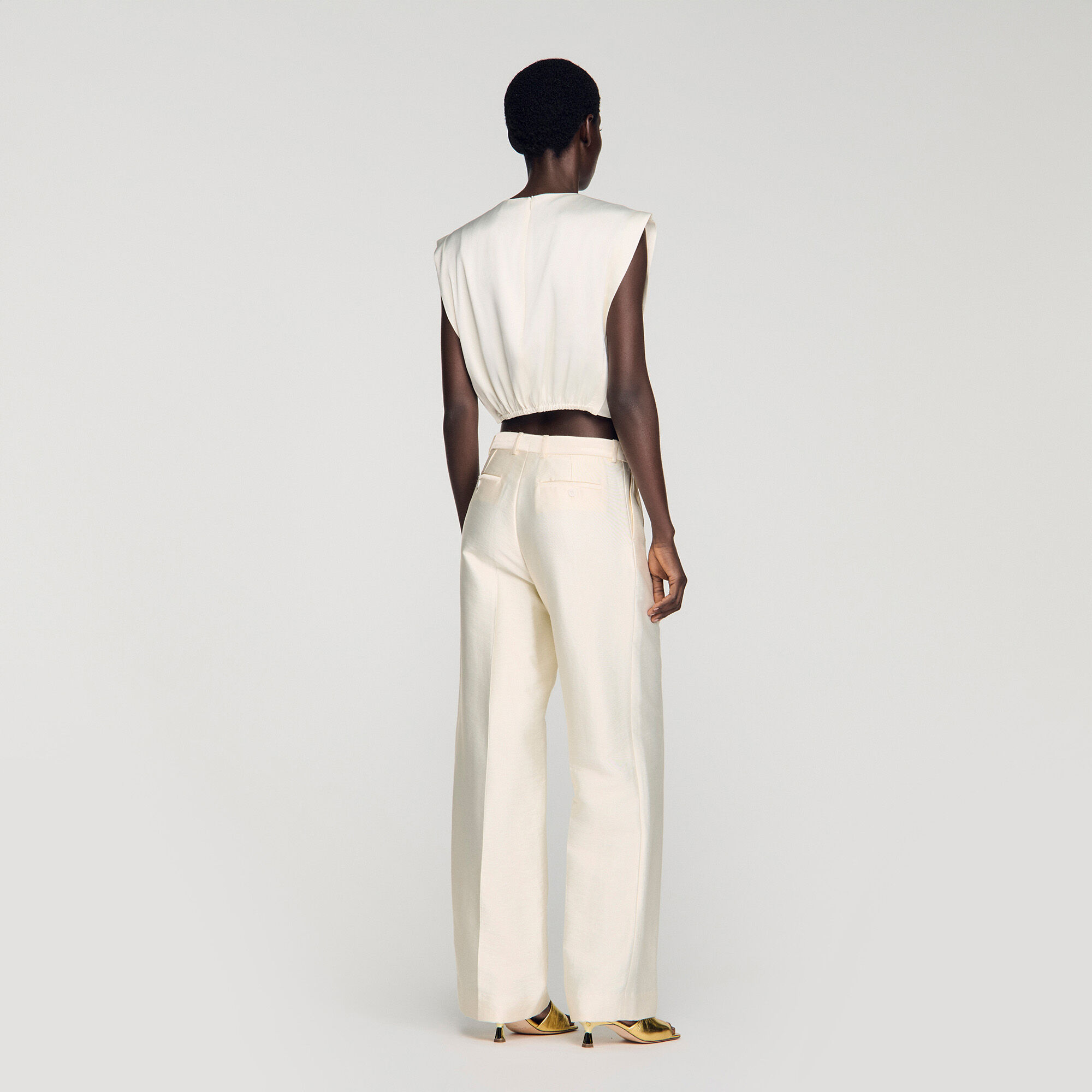 Top corto satinado plisado