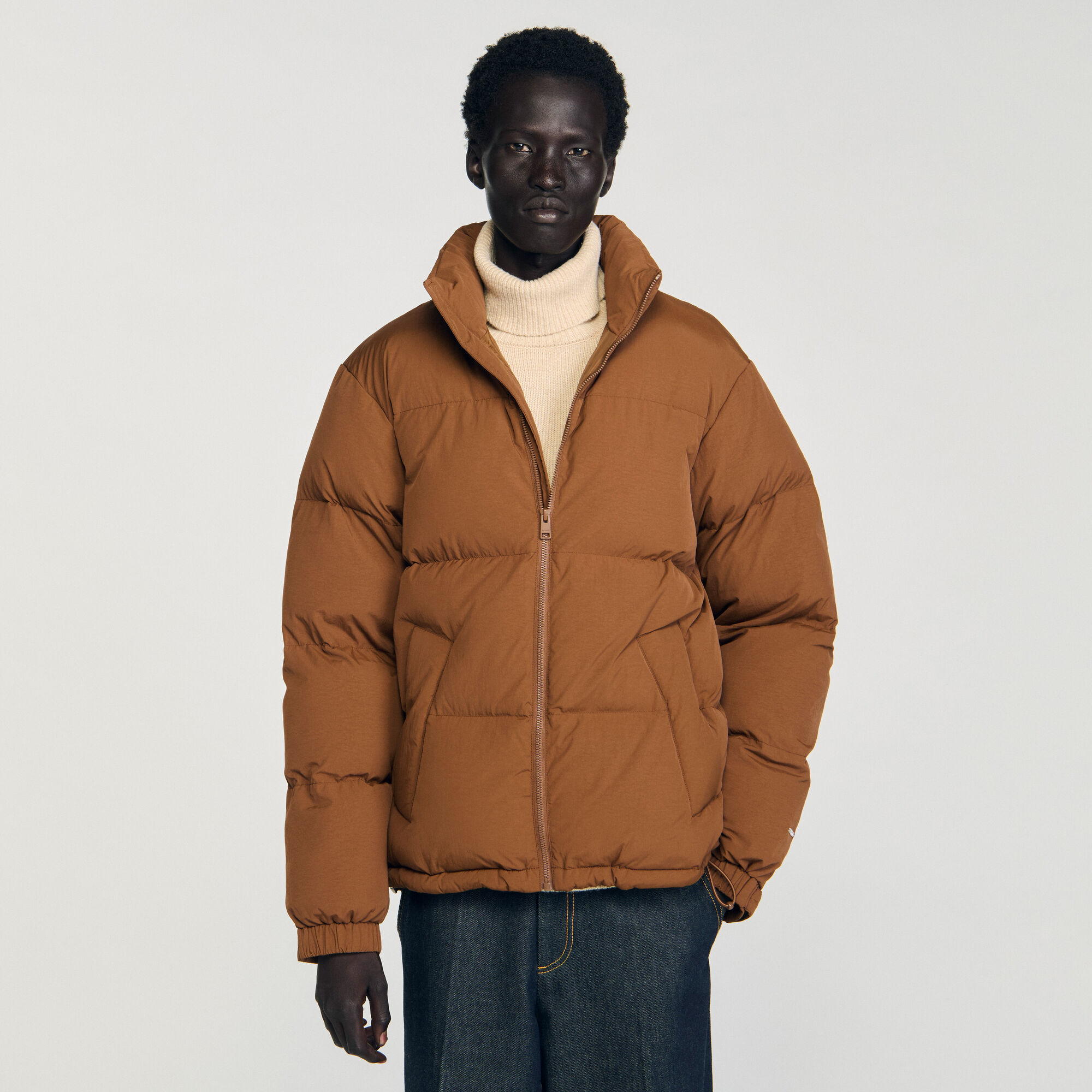 Anorak con capucha y cuello alto