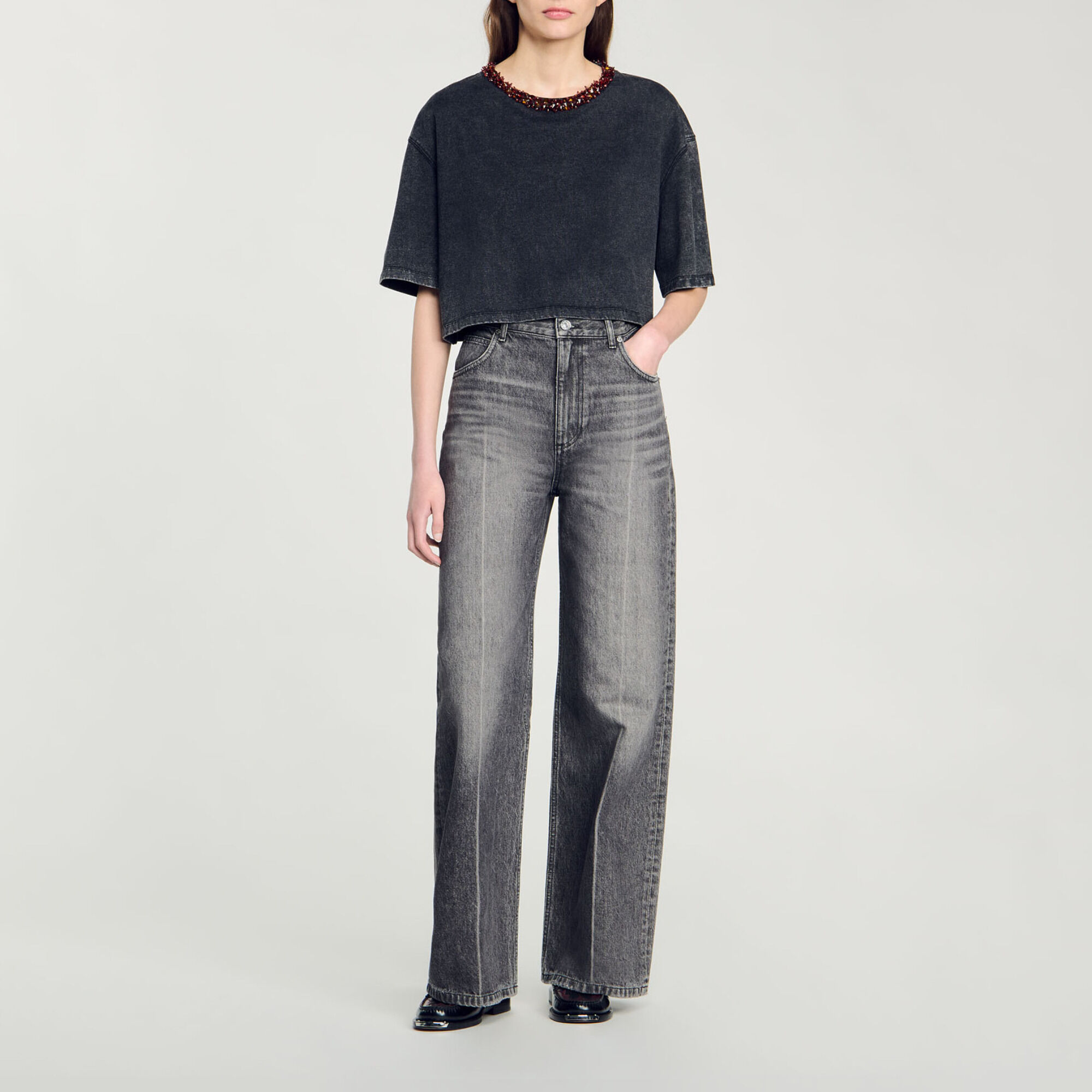 Camiseta corta con pedrer&iacute;a - Mujer | Sandro