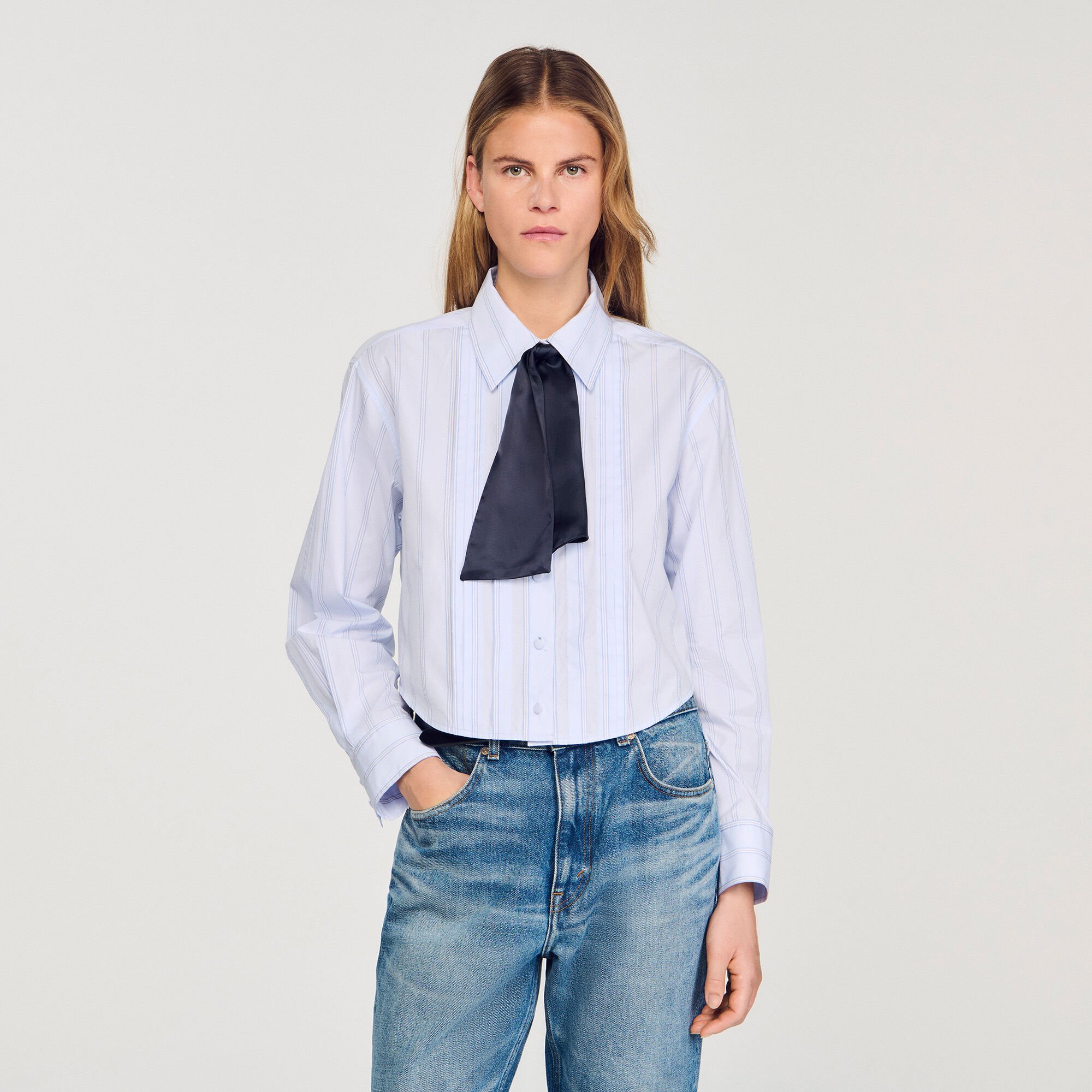 Camisa corta con corbata extraíble