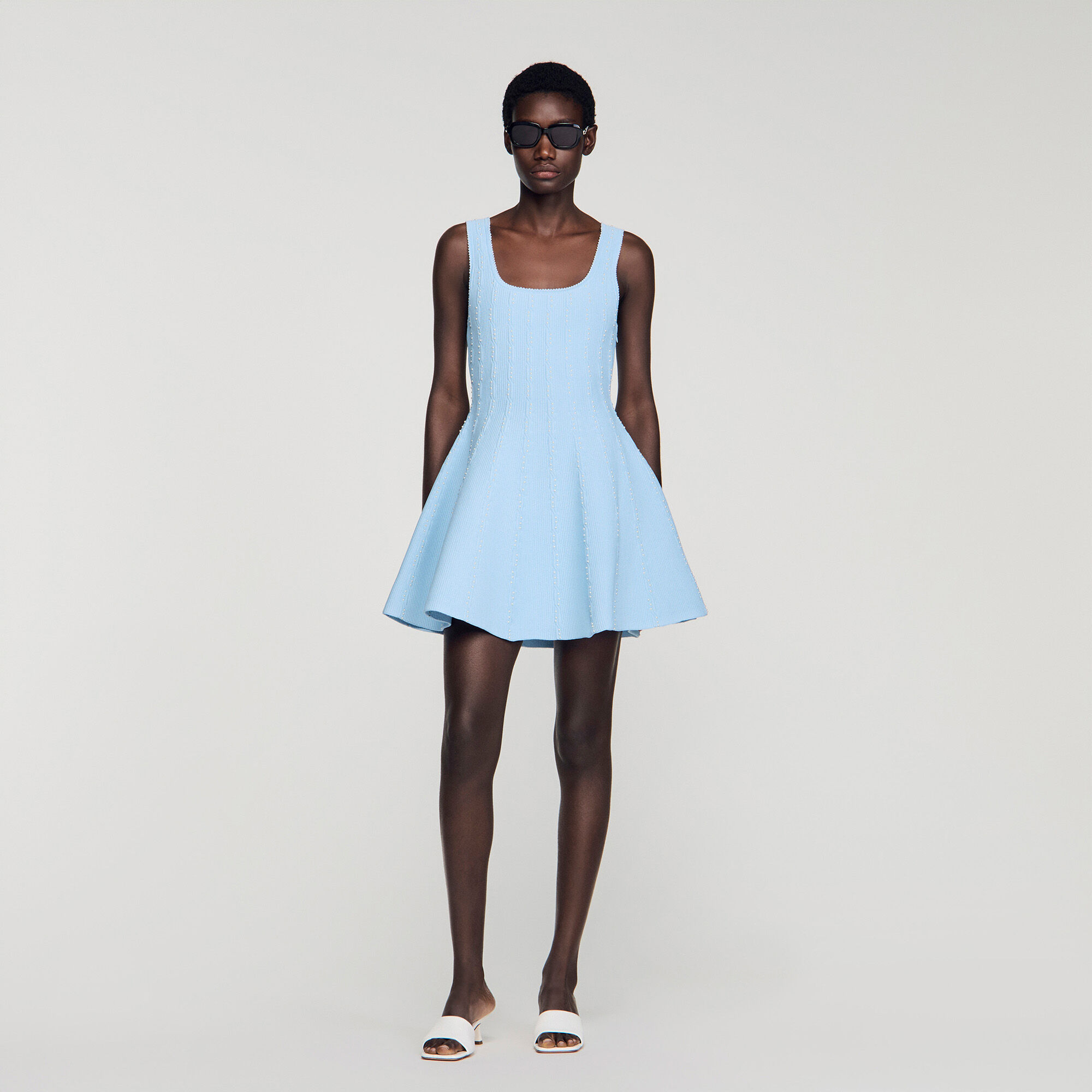 Vestido corto de punto con pedrer&iacute;a