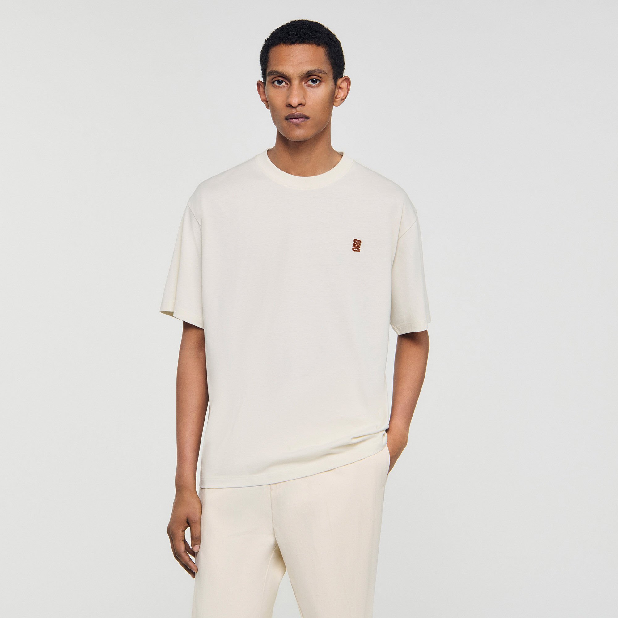 Camiseta con logotipo de cuero